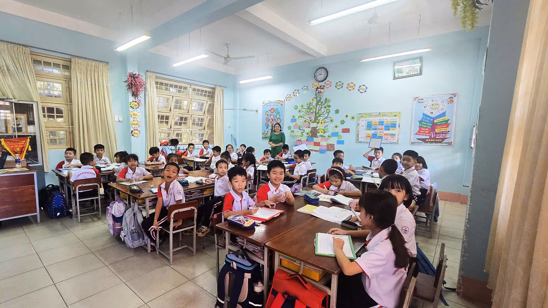 Các em học sinh tự sắp xếp bàn ghế để phục vụ môn học.