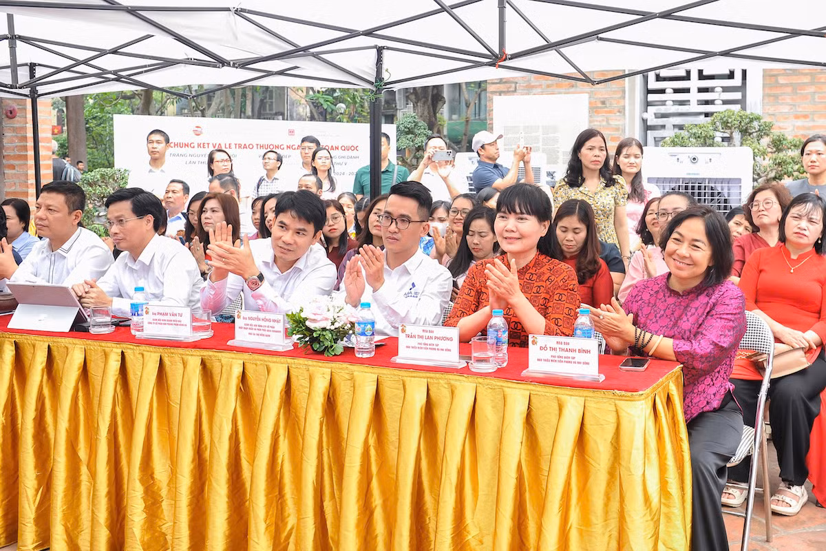 Đại biểu tham dự chương trình.