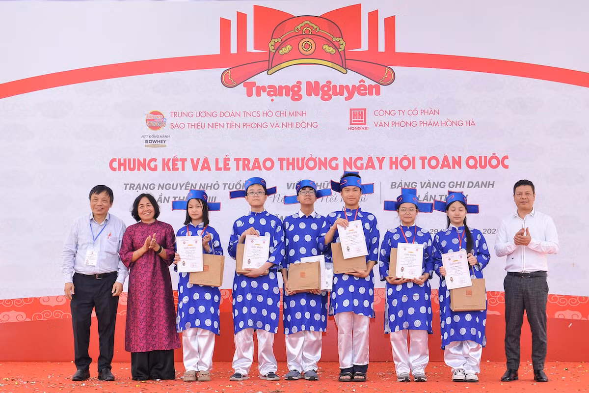 Trao thưởng cho các thí sinh đoạt giải.