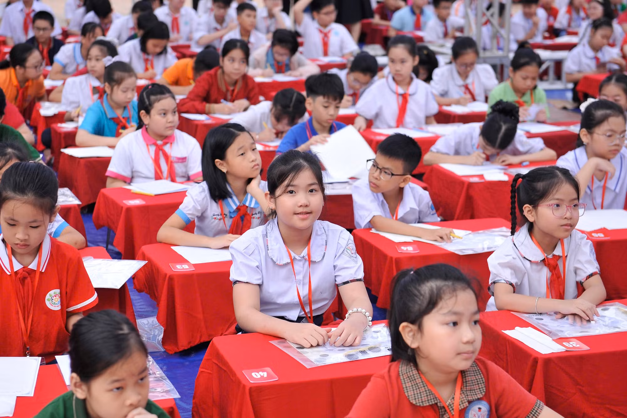 Học sinh tham gia vòng Chung kết Cuộc thi Viết chữ đẹp “Nét chữ-Nết người”