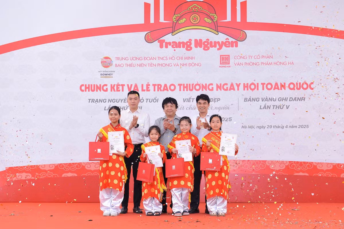 Trao thưởng cho các thí sinh đoạt giải Nhất Viết chữ đẹp “Nét chữ-Nết người”.