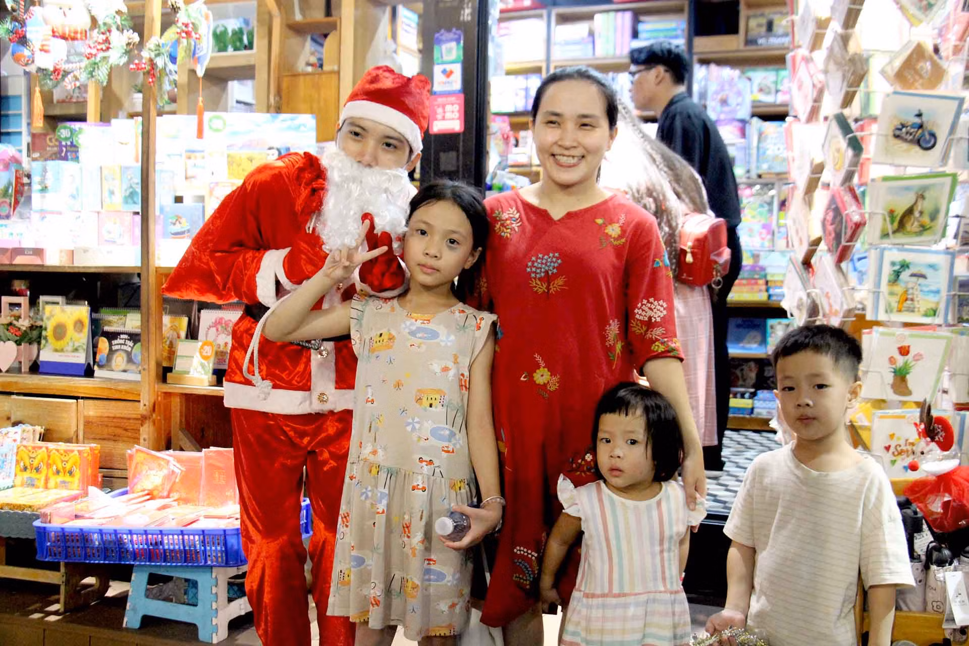 Các gia đình cũng đổ ra các tuyến đường diện đồ Noel "check-in" cùng ông già Noel.