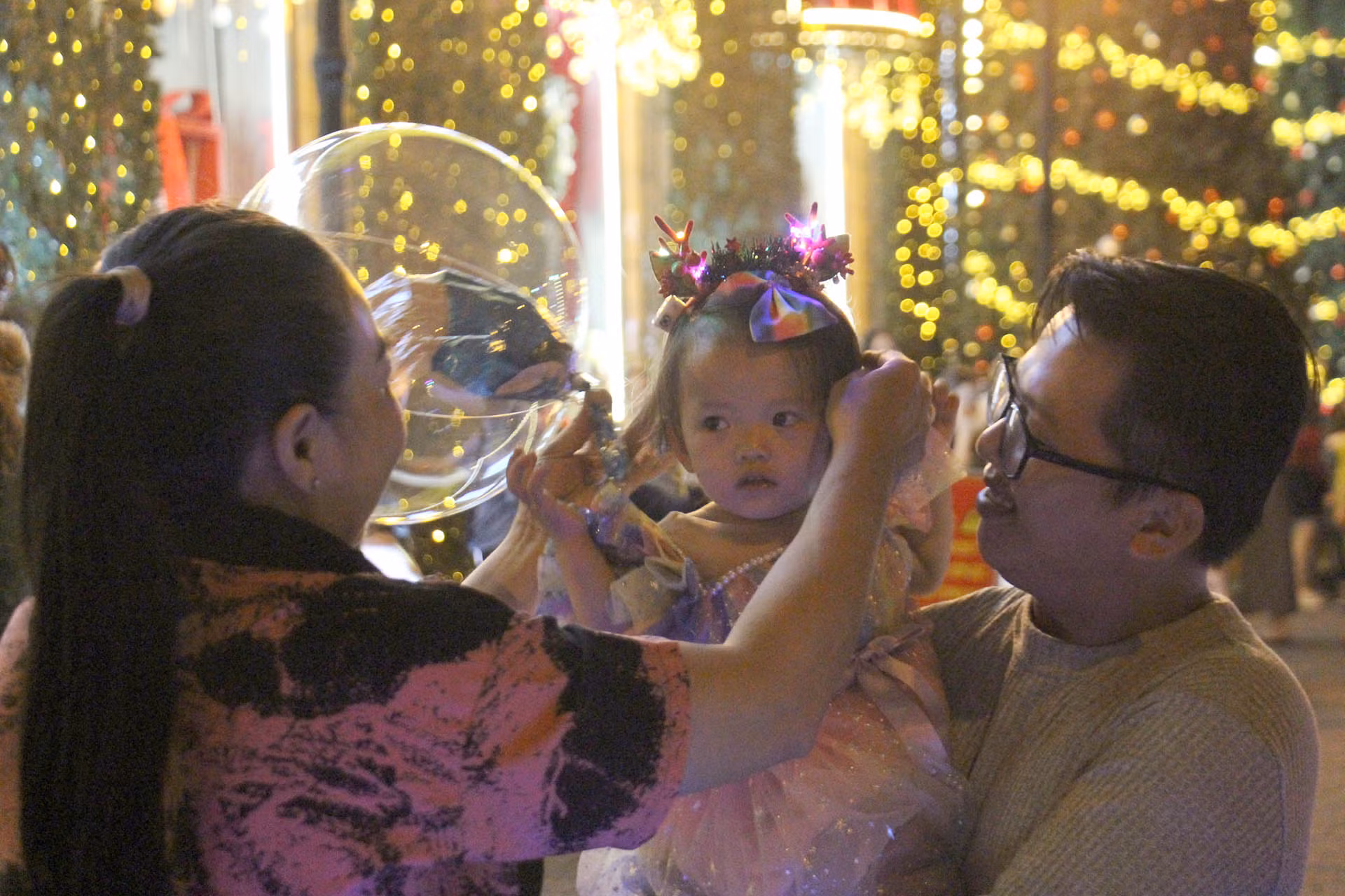 Nhiều em nhỏ được ba mẹ đưa đi chơi Noel sớm.