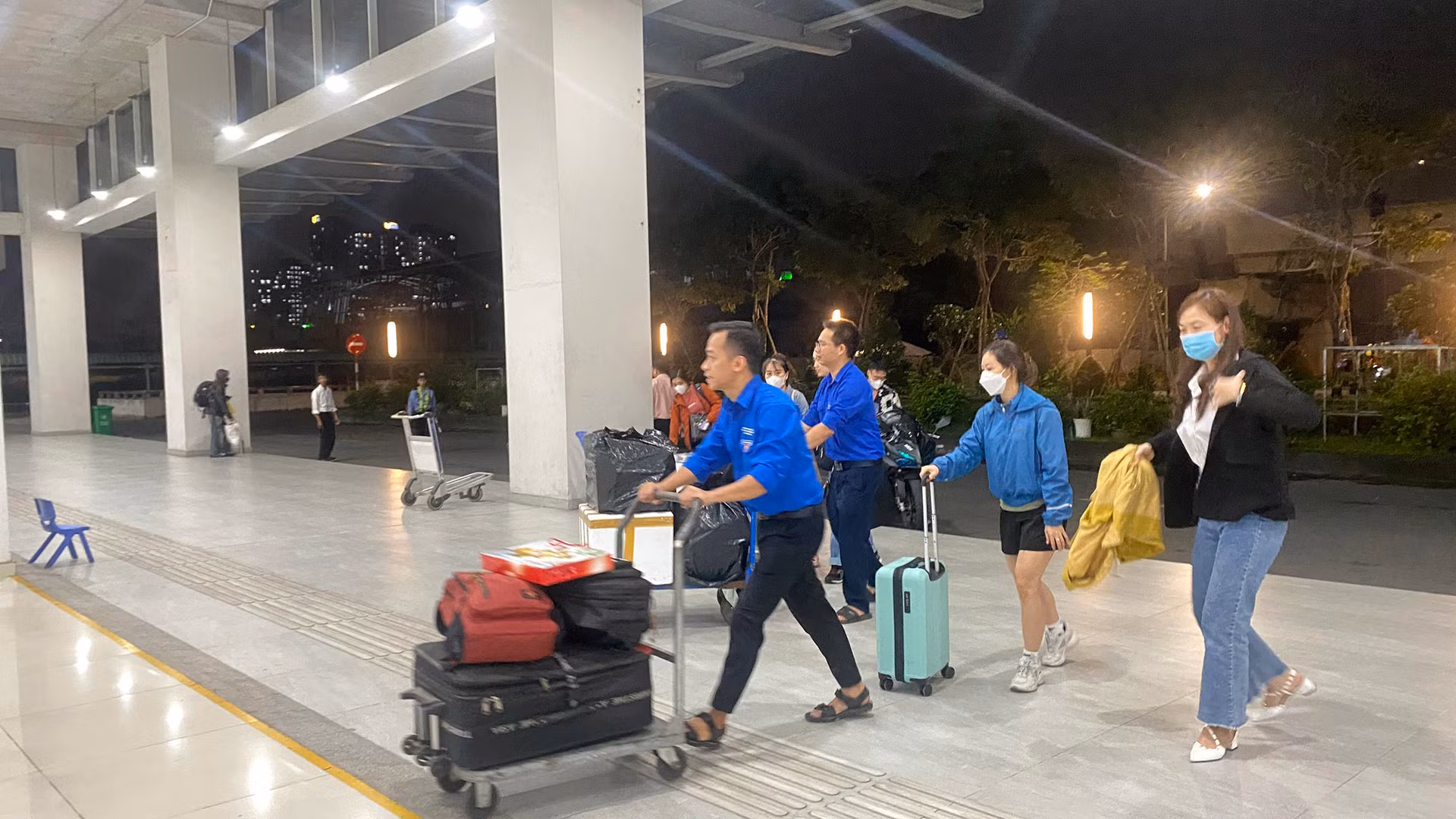 Năm nay, Đoàn Thanh niên tại Bến xe Miền Đông Mới tăng cường hỗ trợ đẩy hành lý hành khách vô nhà ga, lên xe, tăng cường mở máy lạnh phục vụ hành khách.