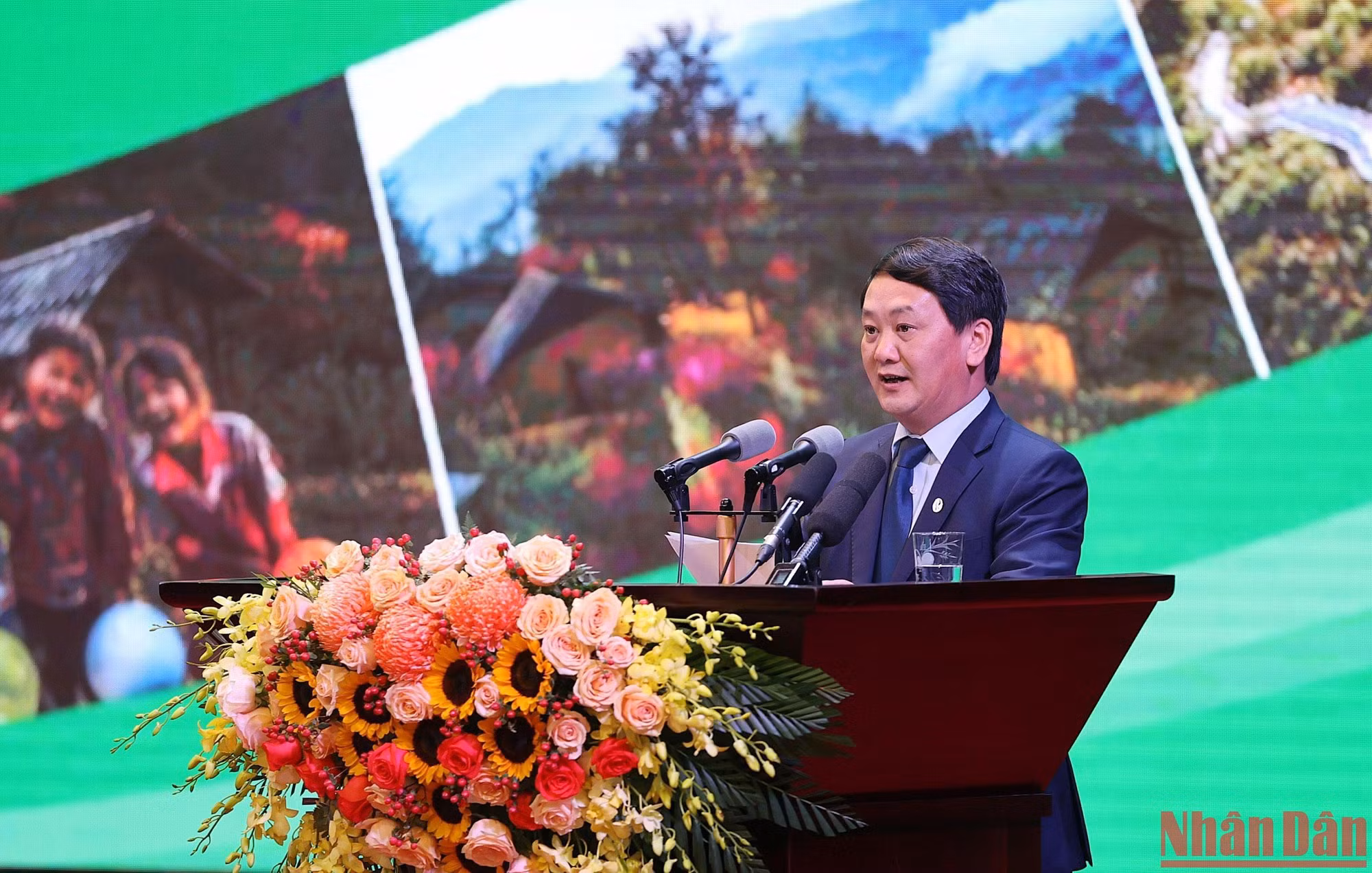Bộ trưởng, Chủ nhiệm Ủy ban Dân tộc Hầu A Lềnh trình bày tham luận. Bộ trưởng, Chủ nhiệm Ủy ban Dân tộc Hầu A Lềnh trình bày tham luận.