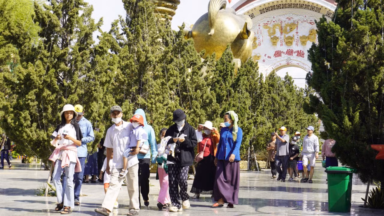 Trái với hai ngày trước đó, bước vào ngày thứ ba của kỳ nghỉ lễ 30/4,1/5, nhiều điểm vui chơi, tham quan tại Thành phố Hồ Chí Minh.rất đông khách. Nắng nóng, nên người dân đi chơi từ sáng sớm.