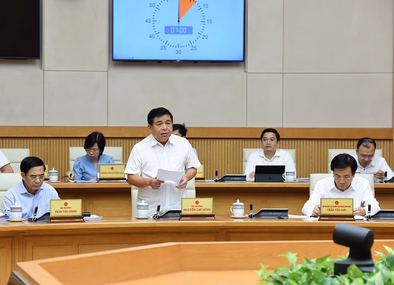 Bộ trưởng Kế hoạch và Đầu tư Nguyễn Chí Dũng báo cáo tình hình kinh tế-xã hội.
