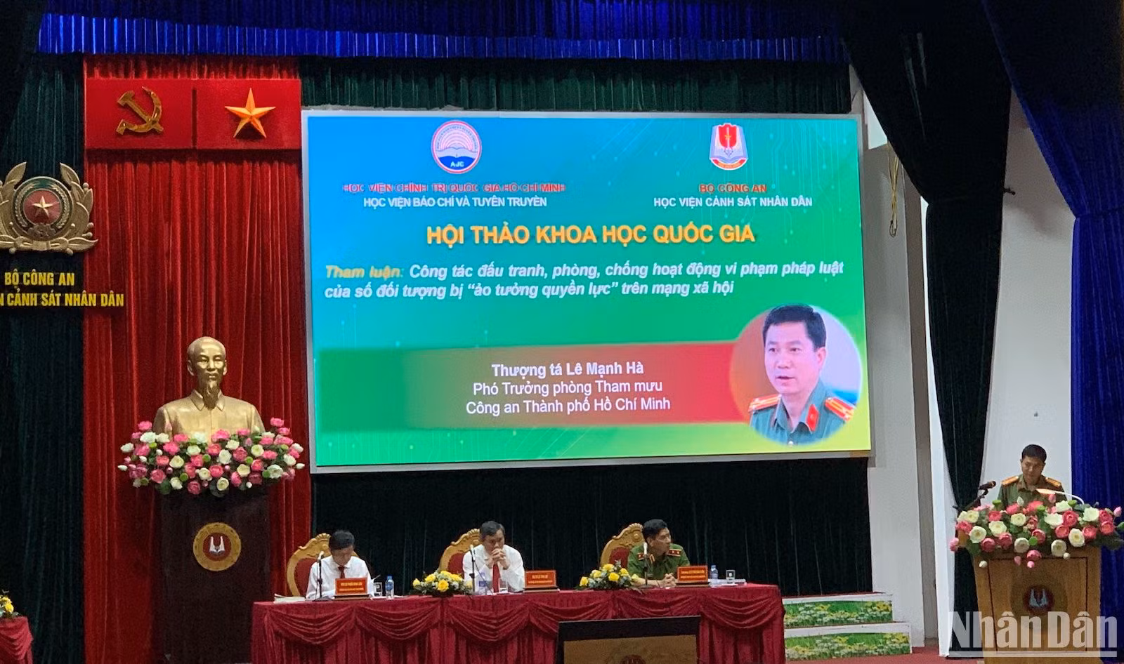 Thượng tá Lê Mạnh Hà, Phó Trưởng phòng Tham mưu Công an TP Hồ Chí Minh trình bày tham luận tại Hội thảo khoa học quốc gia Văn hóa, đạo đức, pháp lý của nội dung truyền thông số trên mạng xã hội ở Việt Nam hiện nay, sáng 31/5. (Ảnh: BÔNG MAI) Thượng tá Lê Mạnh Hà, Phó Trưởng phòng Tham mưu Công an TP Hồ Chí Minh trình bày tham luận tại Hội thảo khoa học quốc gia Văn hóa, đạo đức, pháp lý của nội dung truyền thông số trên mạng xã hội ở Việt Nam hiện nay, sáng 31/5. (Ảnh: BÔNG MAI)