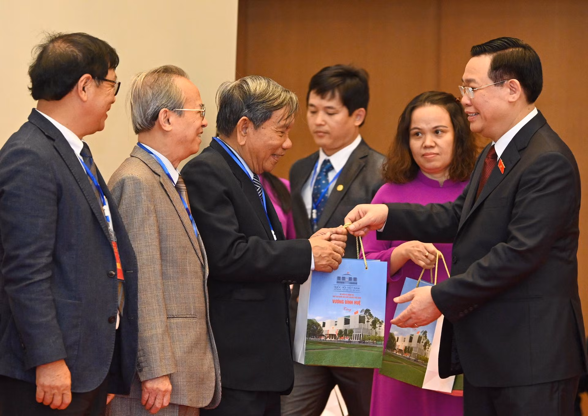 Chủ tịch Quốc hội Vương Đình Huệ tặng quà lưu niệm cho các đại biểu tại buổi gặp mặt.