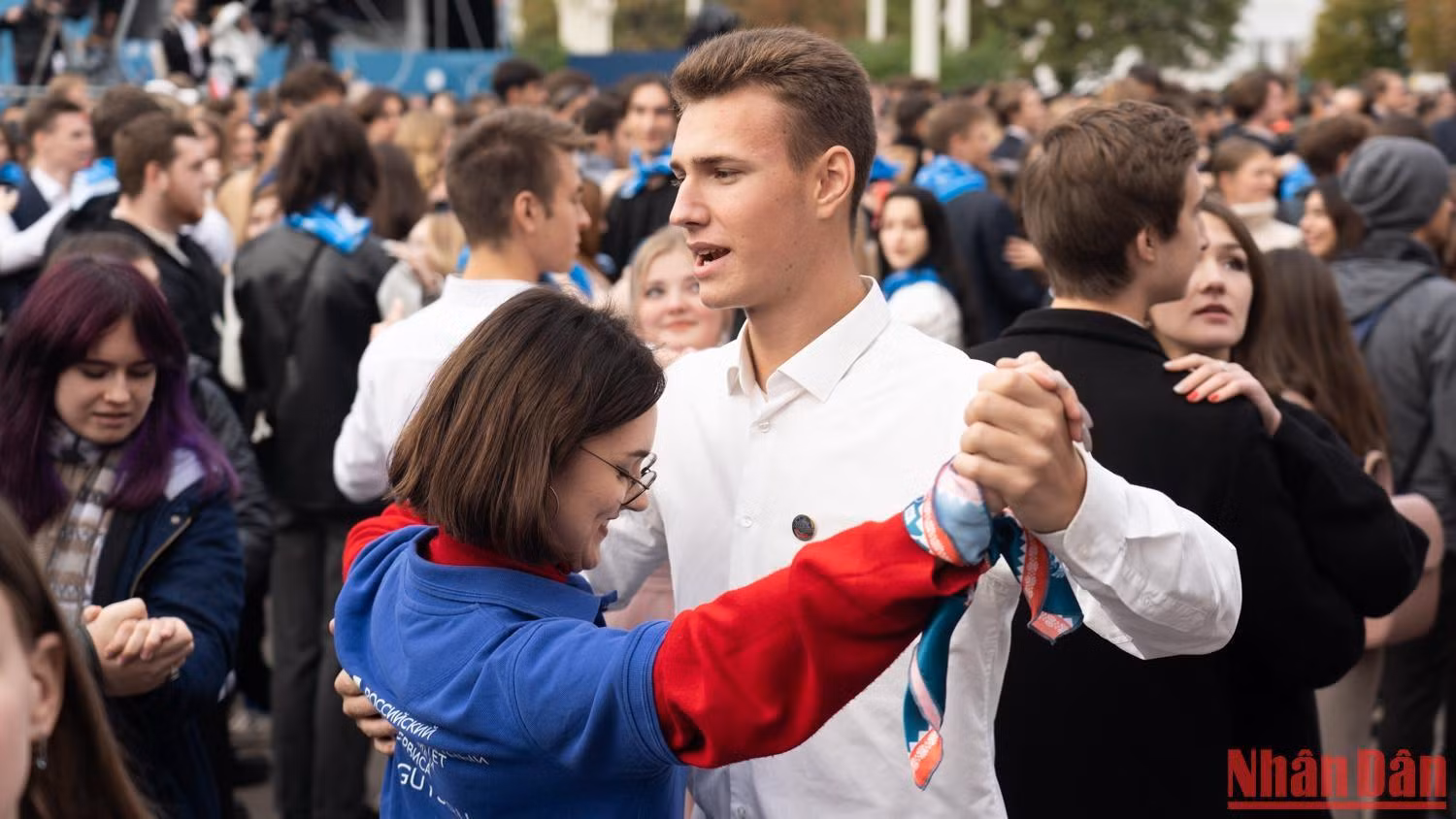 Cũng theo Thứ trưởng Elena Druzhinina, việc hỗ trợ người trẻ năng động nỗ lực vì sự thống nhất dân tộc và thể hiện sự sáng tạo là rất quan trọng. Văn hóa và khoa học là sức mạnh đoàn kết mọi người. Nước Nga sẽ tiếp tục duy trì và tăng cường thống nhất giữa các dân tộc của Nga. Cũng theo Thứ trưởng Elena Druzhinina, việc hỗ trợ người trẻ năng động nỗ lực vì sự thống nhất dân tộc và thể hiện sự sáng tạo là rất quan trọng. Văn hóa và khoa học là sức mạnh đoàn kết mọi người. Nước Nga sẽ tiếp tục duy trì và tăng cường thống nhất giữa các dân tộc của Nga.