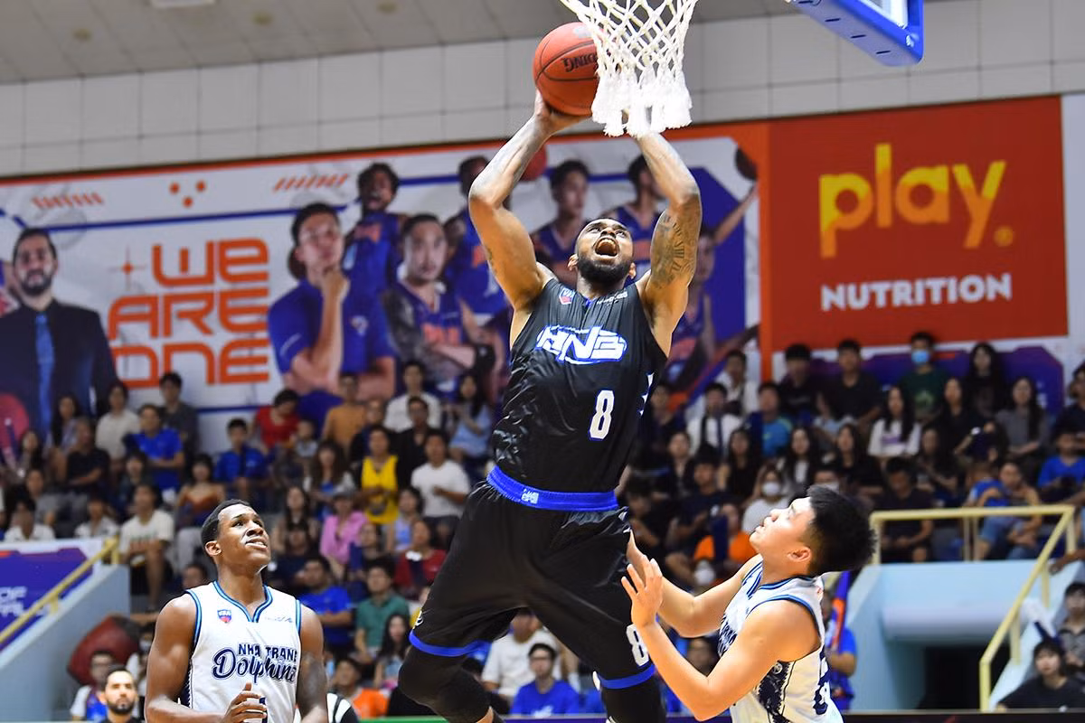 Shane Henry góp công với một Double-double (18 điểm, 13 rebounds). Shane Henry góp công với một Double-double (18 điểm, 13 rebounds).