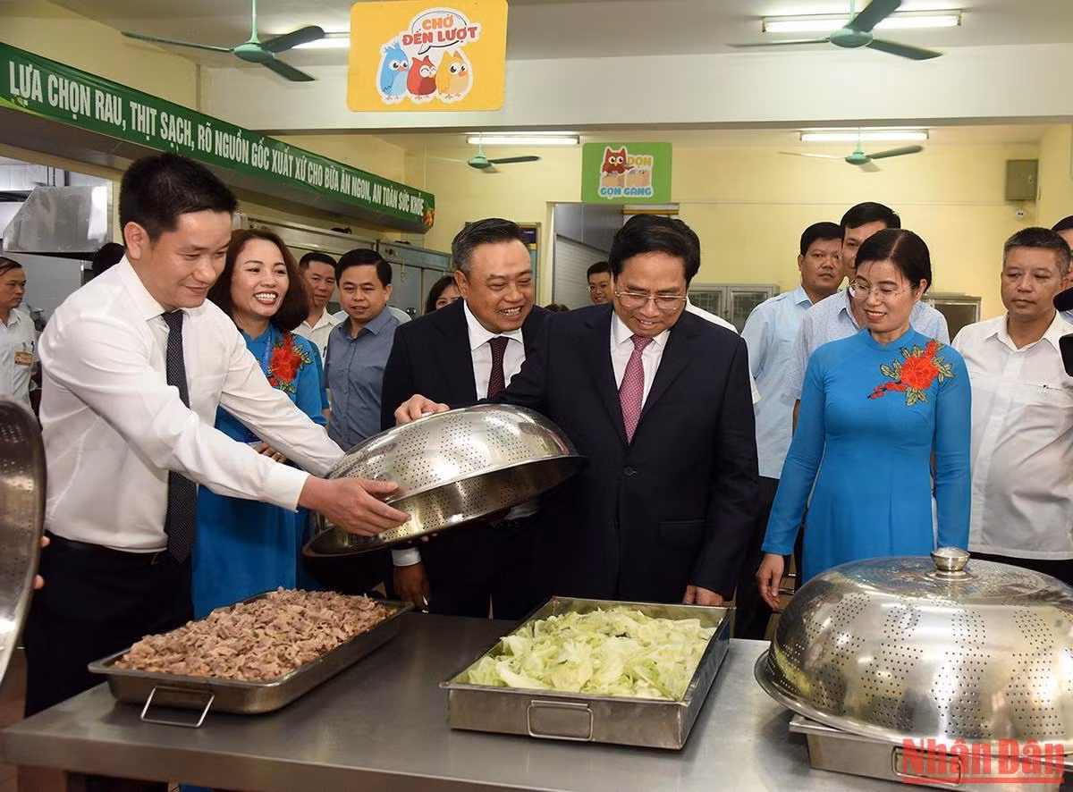 Thủ tướng Phạm Minh Chính kiểm tra bếp ăn của Trường Tiểu học Đoàn Thị Điểm. Thủ tướng Phạm Minh Chính kiểm tra bếp ăn của Trường Tiểu học Đoàn Thị Điểm.