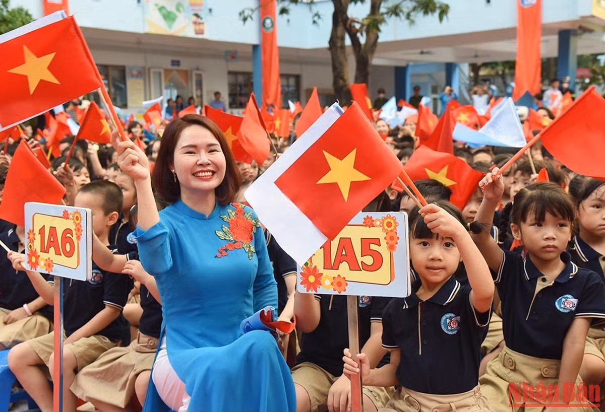 Cô và trò hân hoan trong Lễ khai giảng. Cô và trò hân hoan trong Lễ khai giảng.