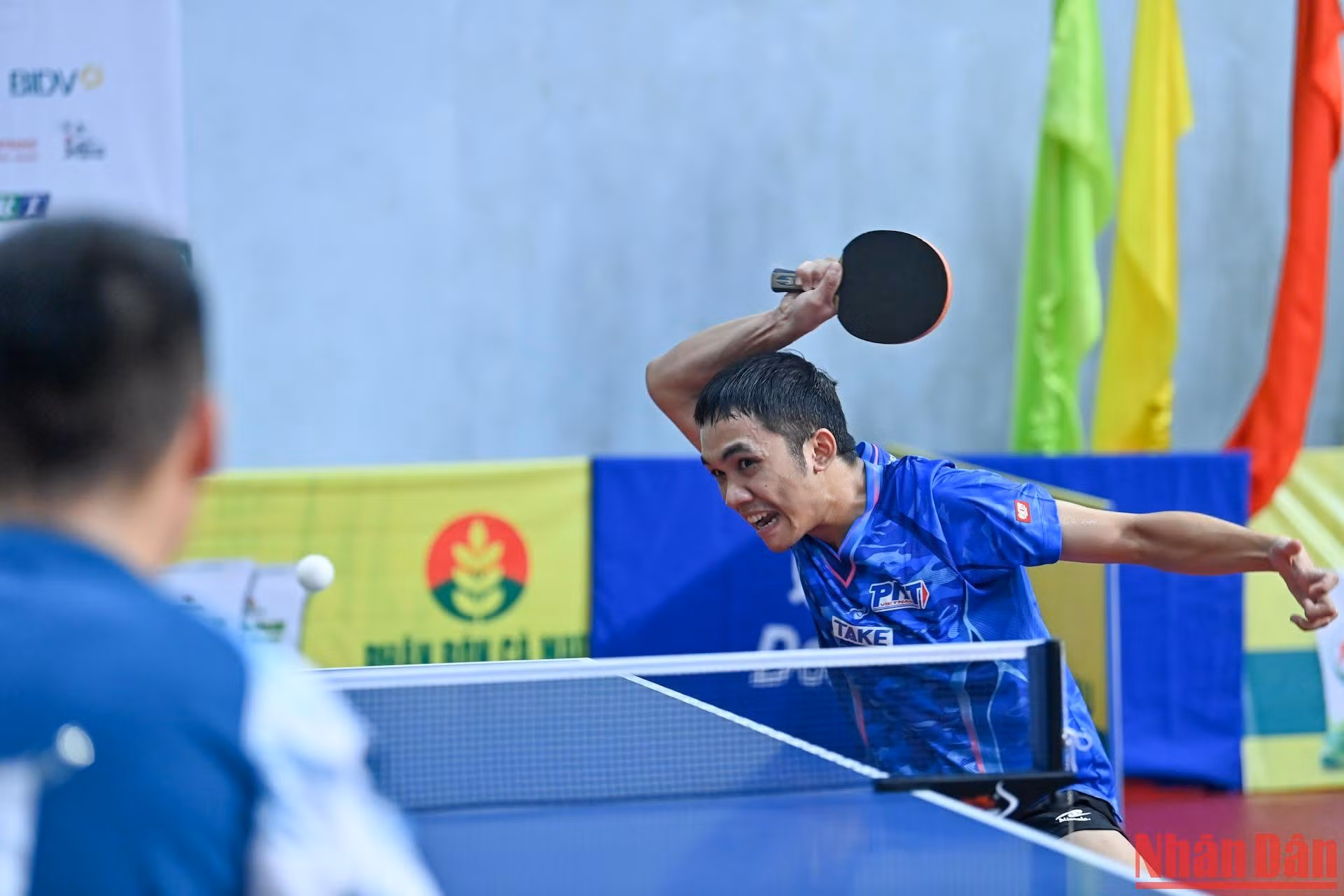 Séc đấu thứ năm diễn ra kịch tính, hai tay vợt liên tục bám đuổi điểm số. Xuất sắc hơn ở những pha bóng cuối, Anh Hoàng vượt qua Tiến Đạt với tỷ số 12-10.