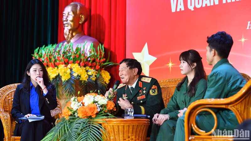 Anh hùng Phạm Tuân chia sẻ những kỷ niệm về thời gian trong quân ngũ.