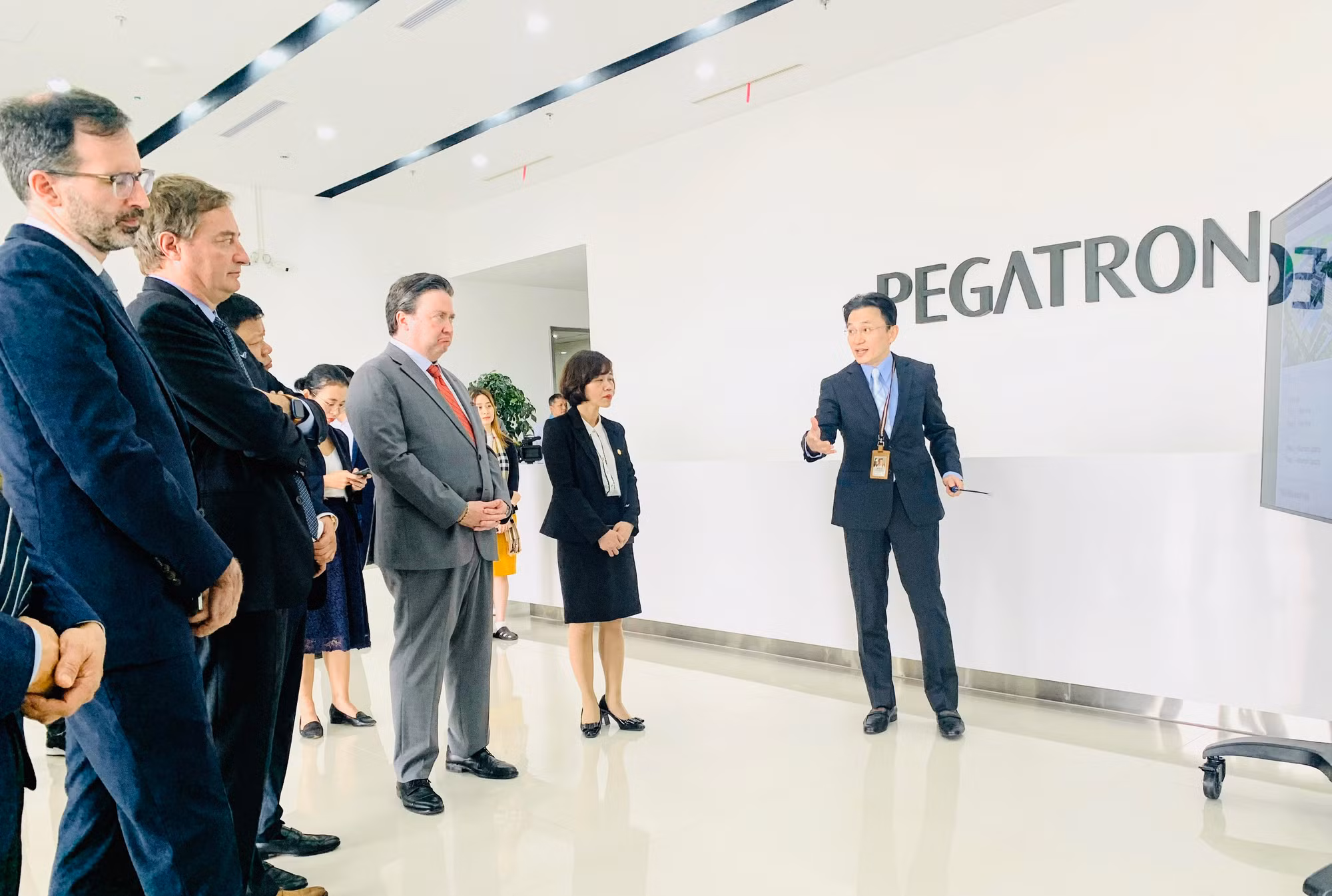 Tổng Giám đốc Pegatron Việt Nam Chen Hshin Cheng (phải) giới thiệu mô hình sản xuất với các nhà ngoại giao và doanh nghiệp Mỹ. Tổng Giám đốc Pegatron Việt Nam Chen Hshin Cheng (phải) giới thiệu mô hình sản xuất với các nhà ngoại giao và doanh nghiệp Mỹ.