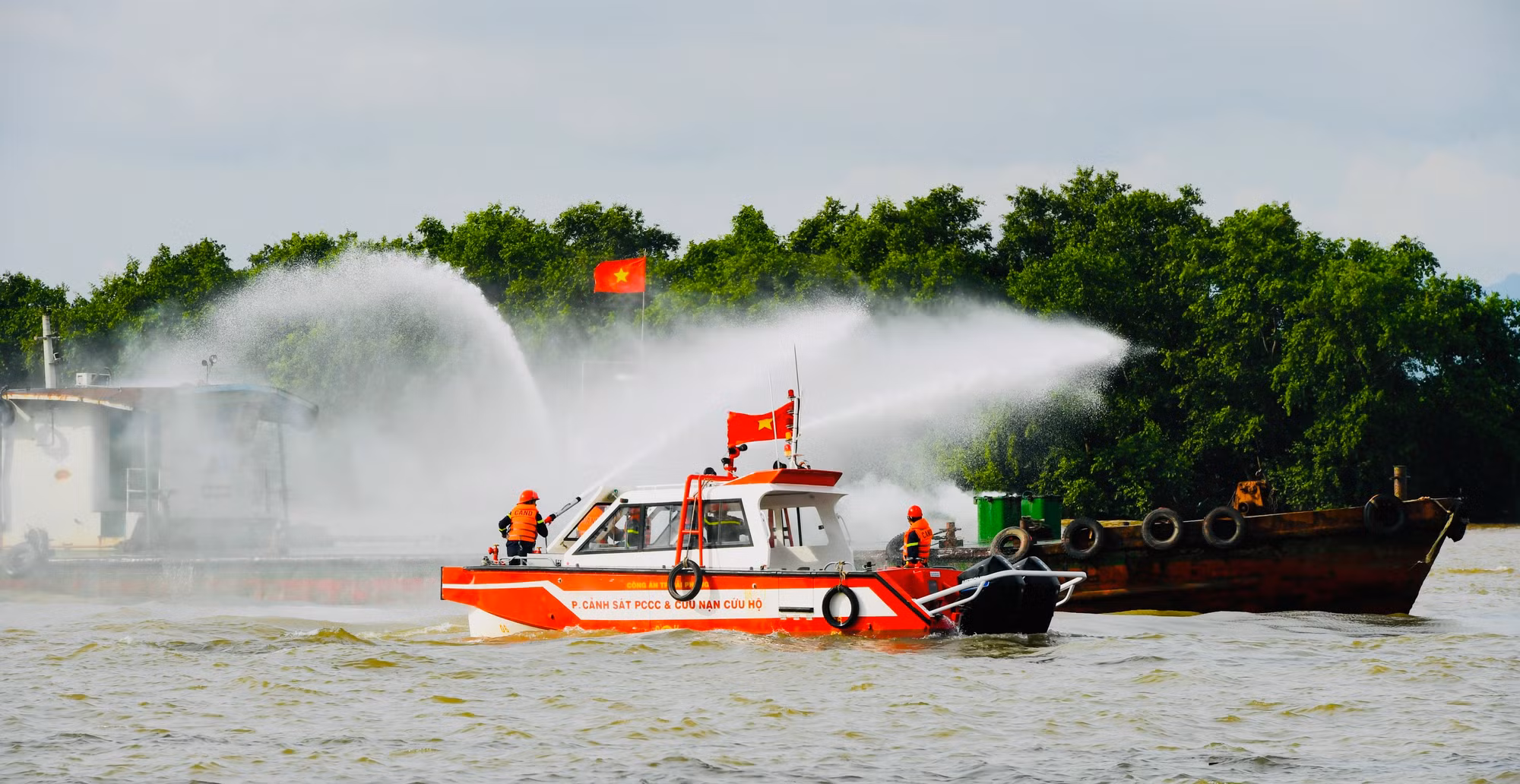 Diễn tập phòng chống cháy nổ trên sông biển Hải Phòng.