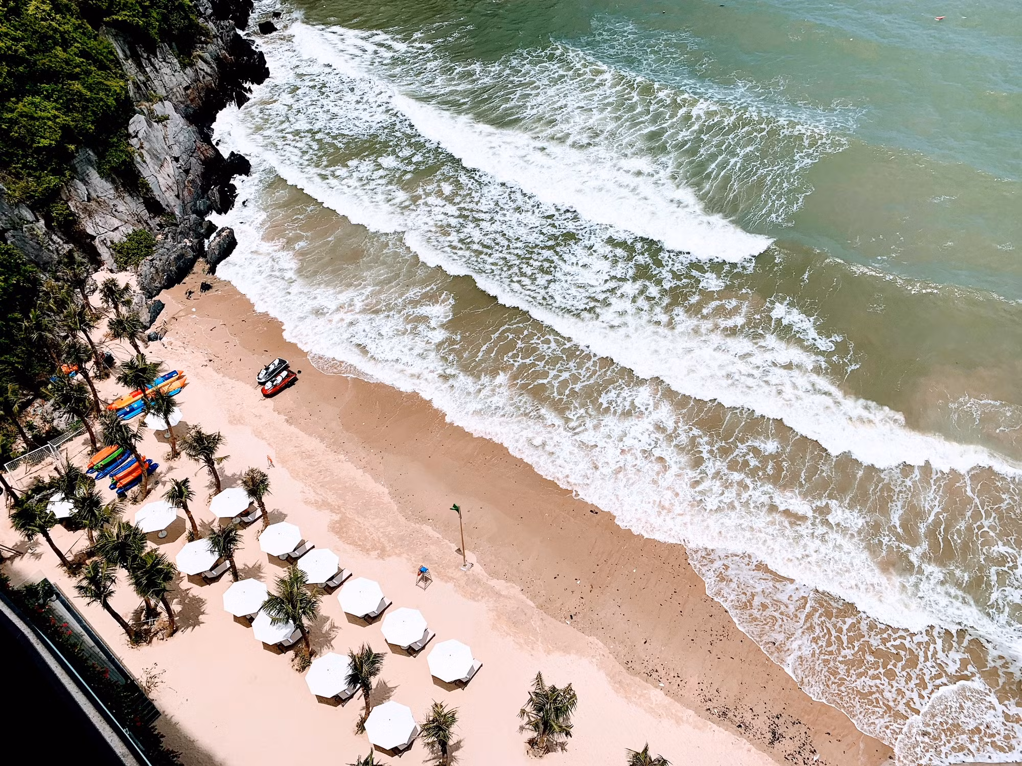 Quần đảo Cát Bà sở hữu nhiều bãi tắm đẹp luôn làm nao lòng du khách. Quần đảo Cát Bà sở hữu nhiều bãi tắm đẹp luôn làm nao lòng du khách.