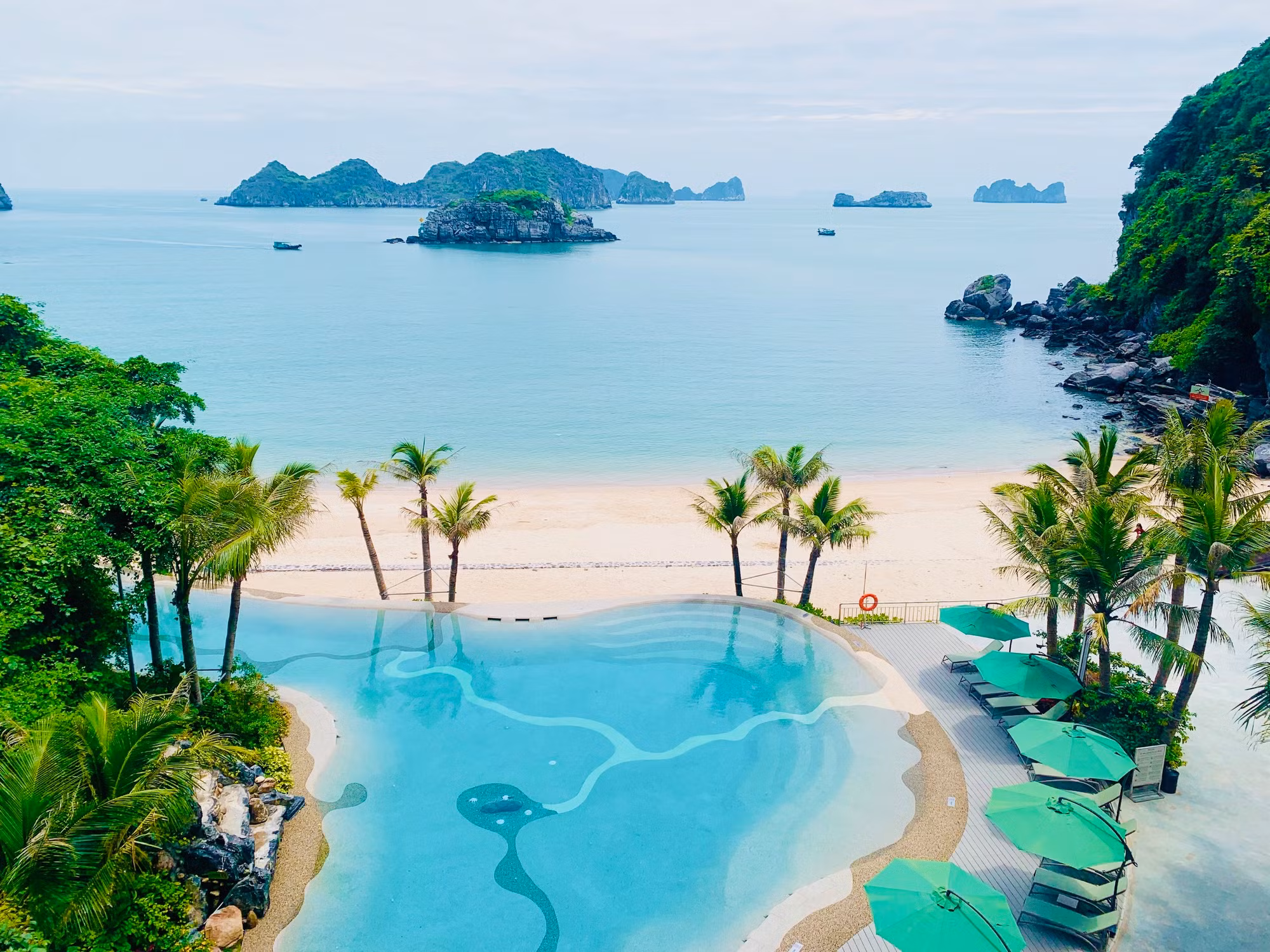 Hơn 300 hòn đảo đá vôi kỳ vĩ với nhiều hình dạng độc đáo luôn hấp dẫn du khách. Hơn 300 hòn đảo đá vôi kỳ vĩ với nhiều hình dạng độc đáo luôn hấp dẫn du khách.