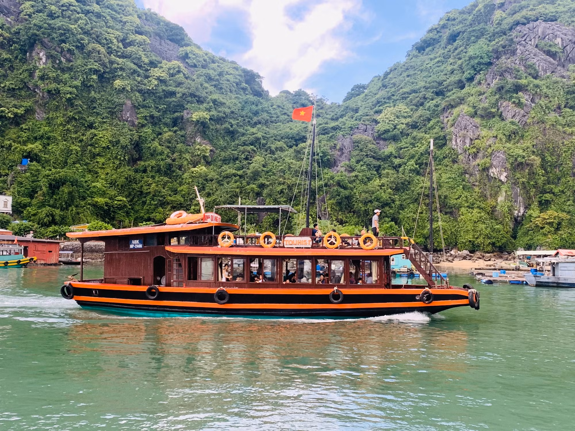 Tàu du lịch đưa khách tham quan các làng chài trên biển Cát Bà. Tàu du lịch đưa khách tham quan các làng chài trên biển Cát Bà.