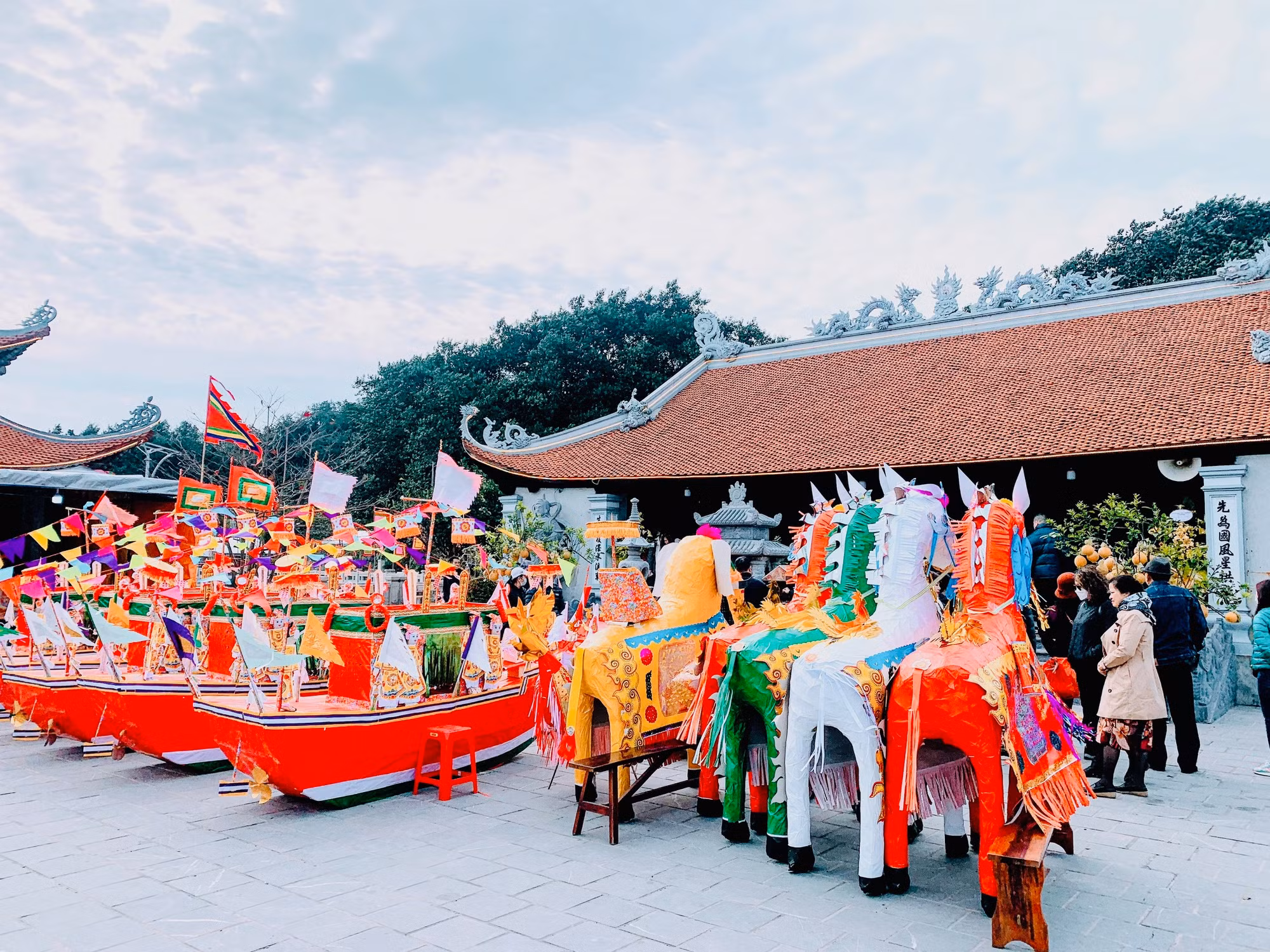 Người dân tất bật mang lễ vật ra đảo dự lễ hội. Người dân tất bật mang lễ vật ra đảo dự lễ hội.