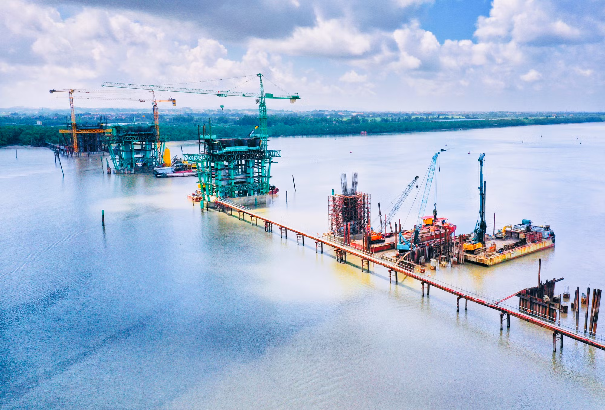 Cầu Bến Rừng kết nối giữa huyện Thủy Nguyên (Hải Phòng) với thị xã Quảng Yên (Quảng Ninh) đang được khẩn trương đẩy nhanh tiến độ thi công. Cầu Bến Rừng kết nối giữa huyện Thủy Nguyên (Hải Phòng) với thị xã Quảng Yên (Quảng Ninh) đang được khẩn trương đẩy nhanh tiến độ thi công.