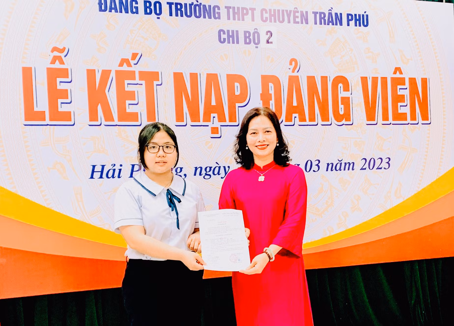 Trao Quyết định kết nạp đảng cho học sinh.