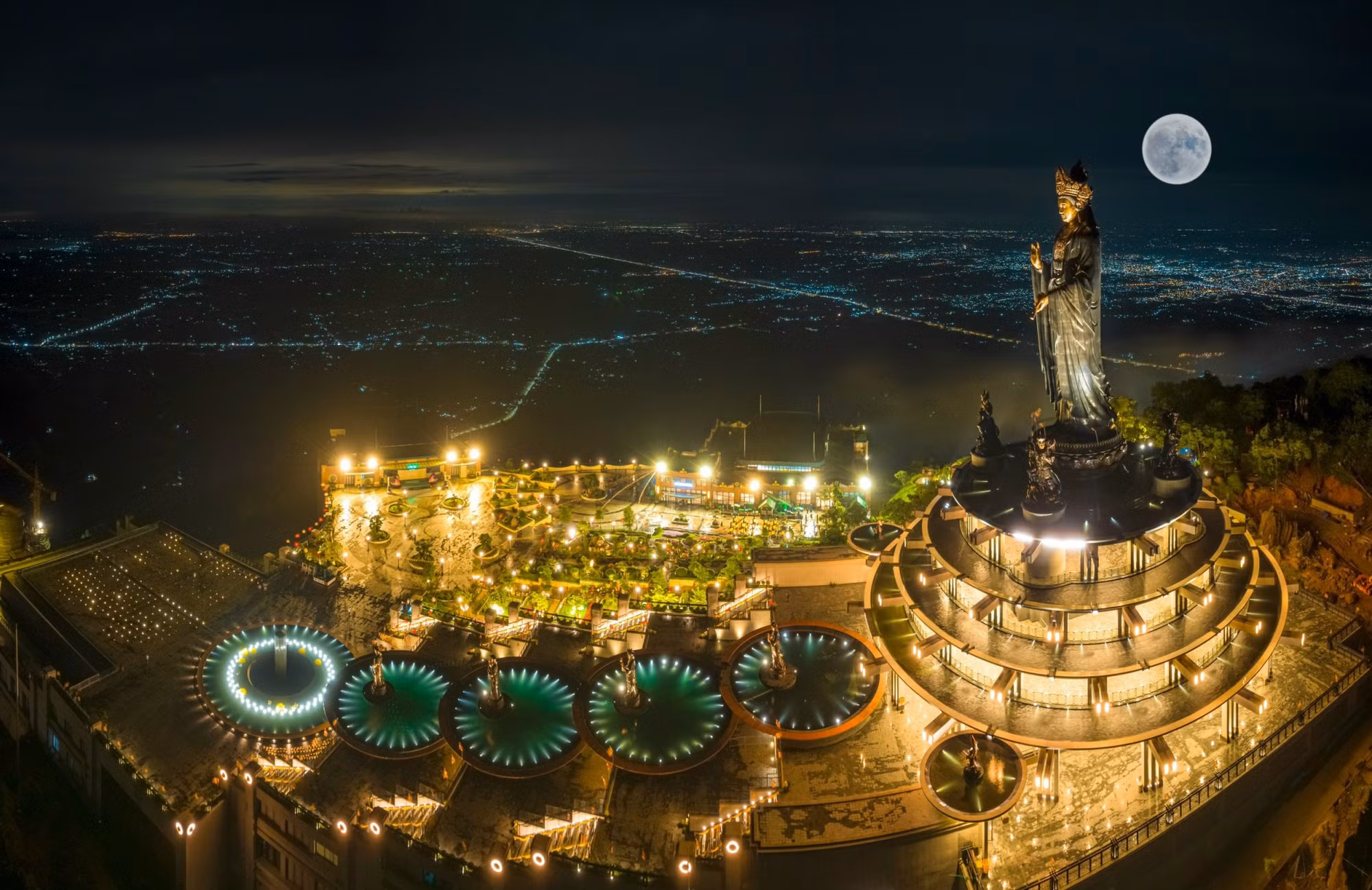 Đỉnh núi Bà Đen trong đêm trung thu. Ảnh: Nguyễn Minh Tú