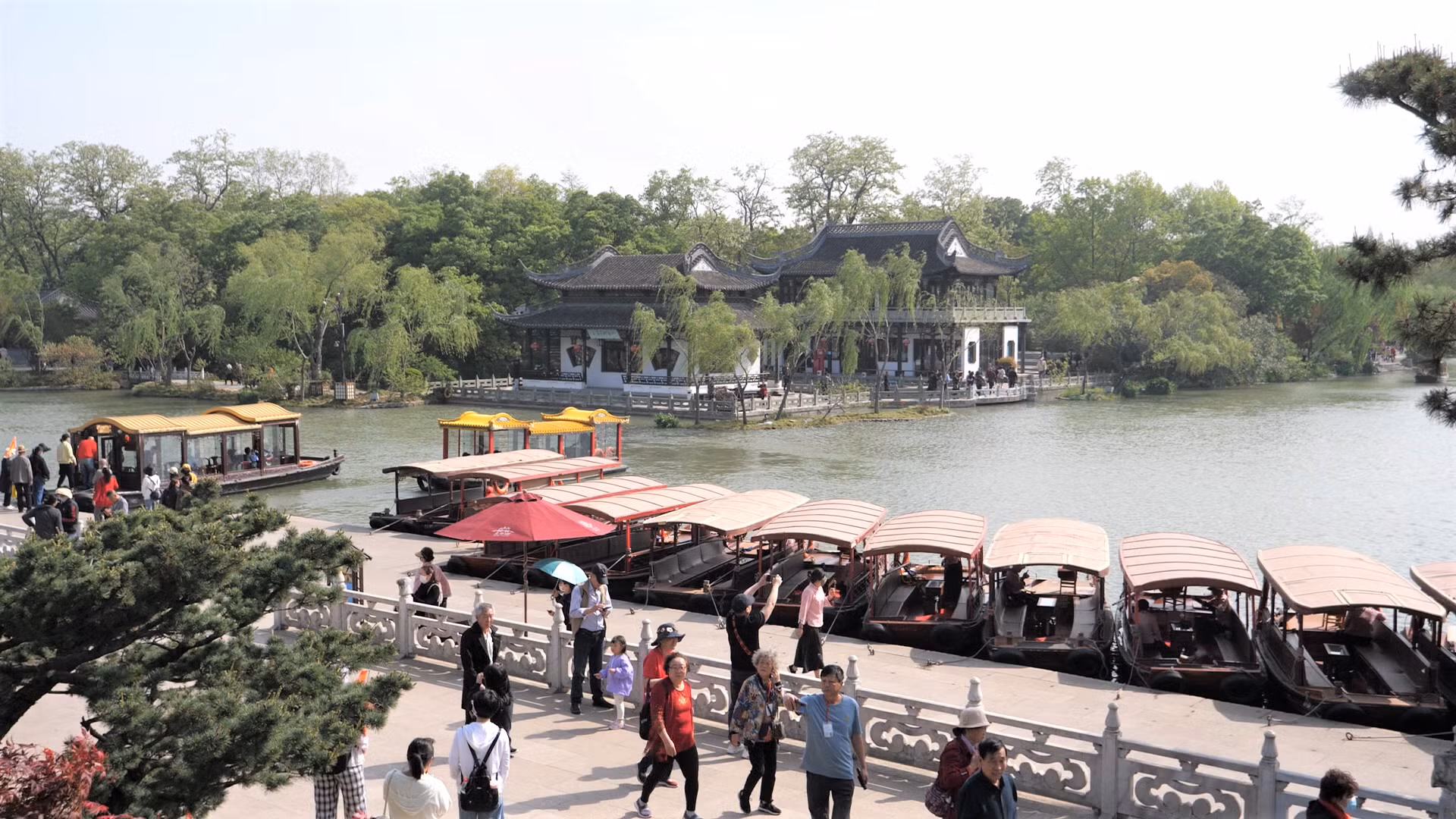Nhiều người lựa chọn ngồi thuyền để ngắm cảnh sông nước. (Ảnh: HỒ QUÂN) Nhiều người lựa chọn ngồi thuyền để ngắm cảnh sông nước. (Ảnh: HỒ QUÂN)