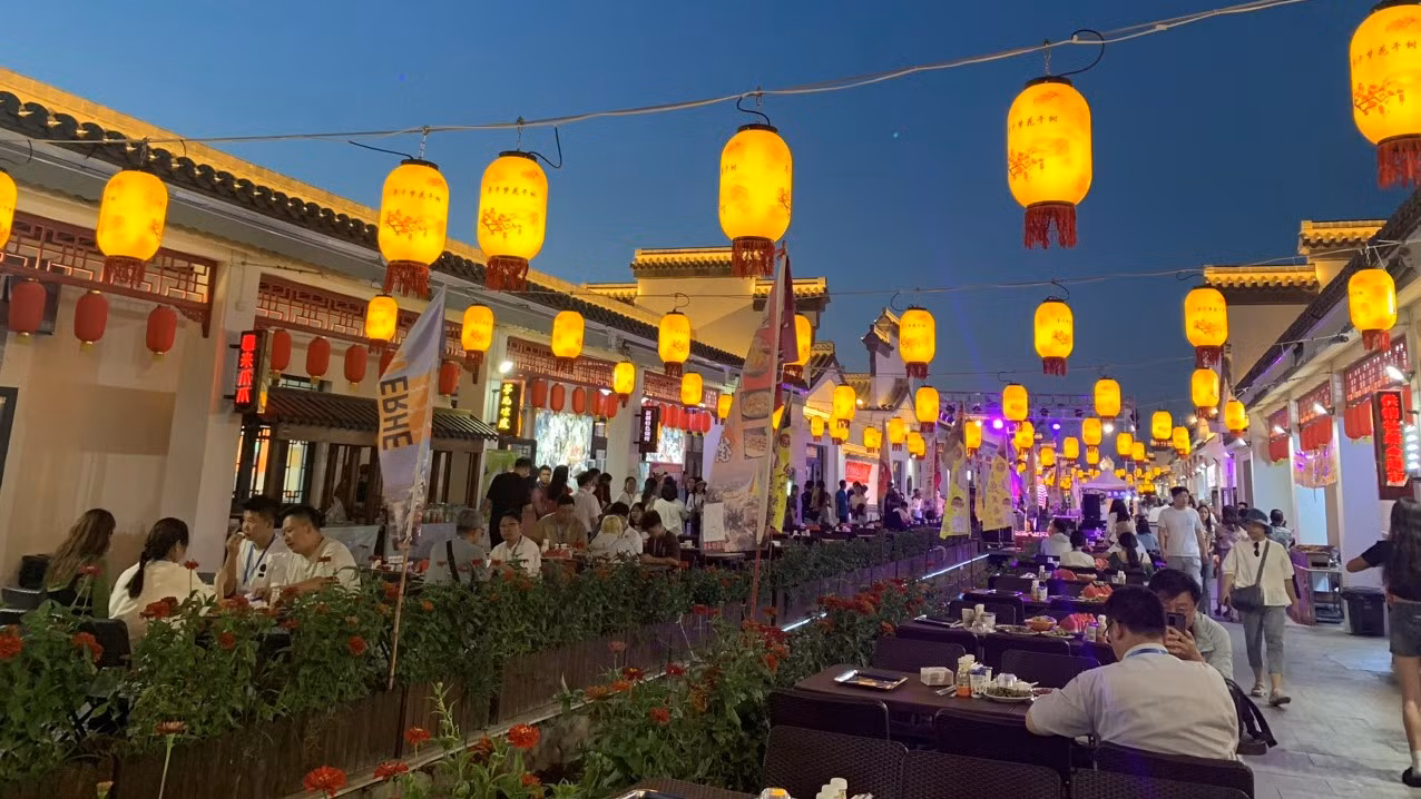 Chợ đêm Bát Thất Mã-nơi giới thiệu văn hóa ẩm thực địa phương. (Ảnh: HỮU HƯNG)