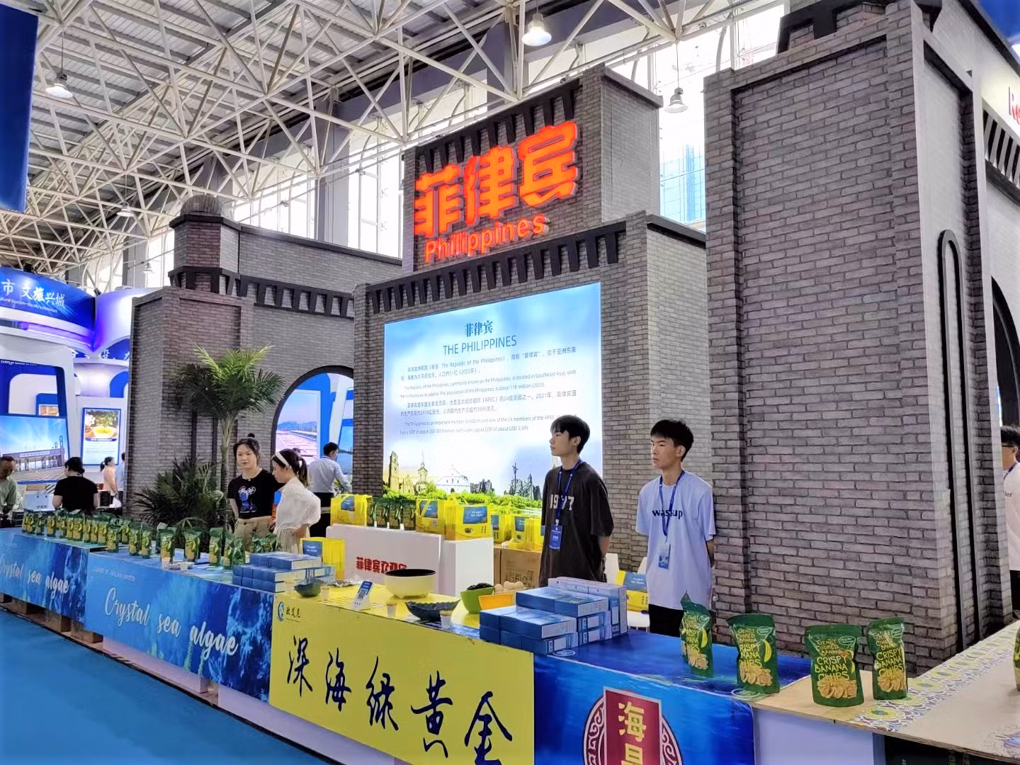 Gian hàng của các nước tại Hội chợ. (Ảnh: HỮU HƯNG)