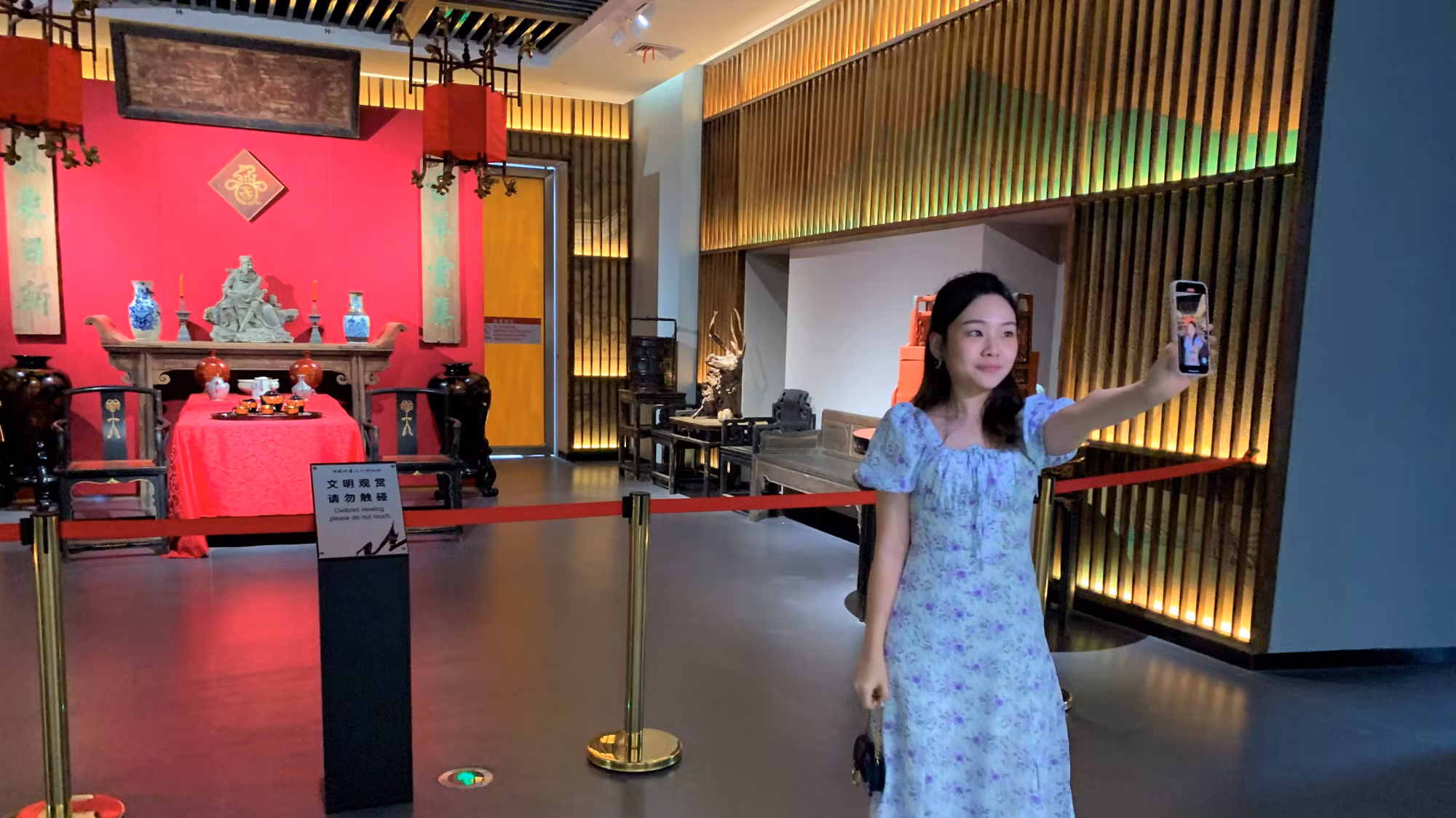 Một bạn trẻ lưu lại khoảnh khắc đẹp tại Bảo tàng.