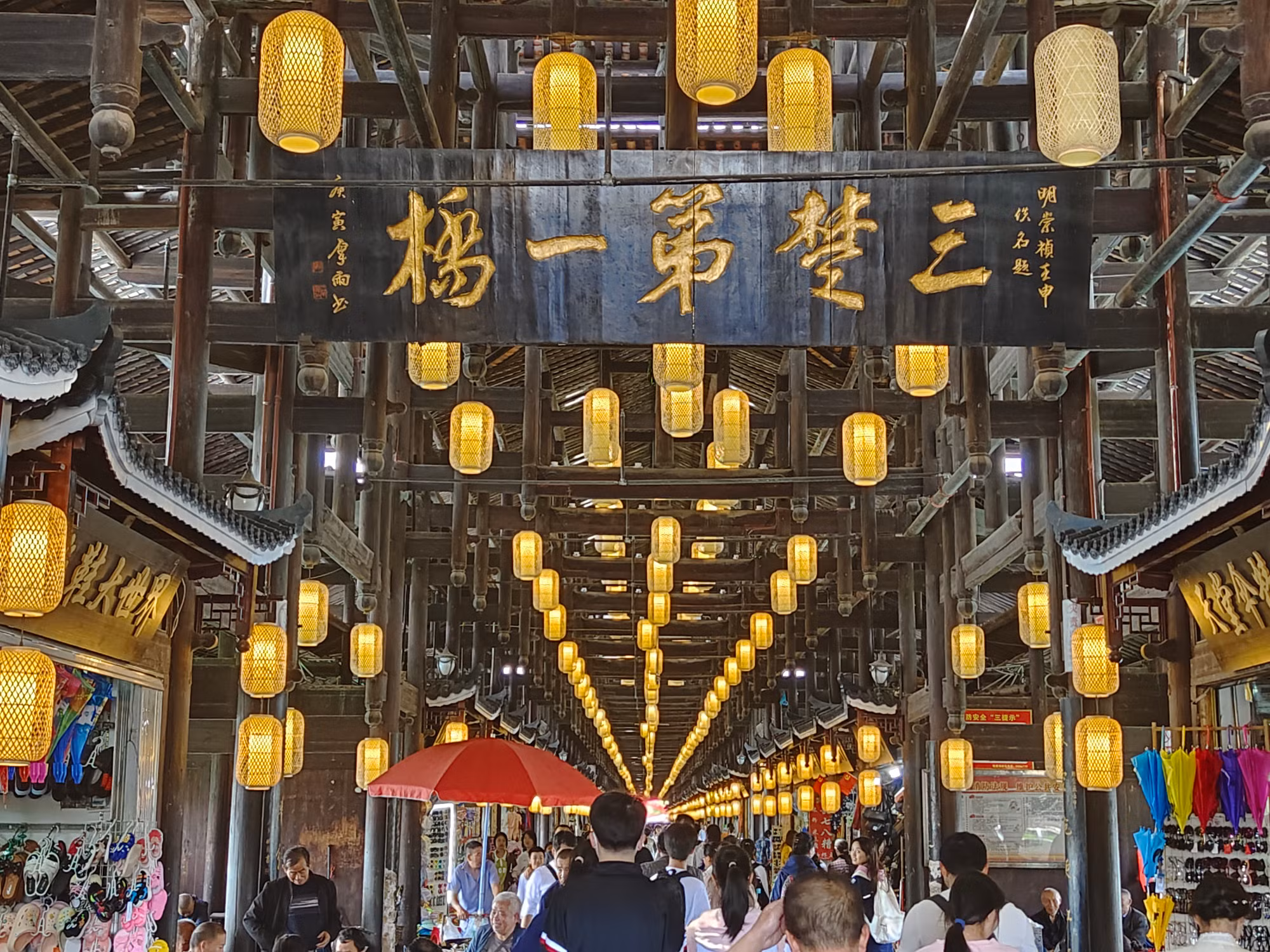 Các điểm di tích lịch sử ở Chỉ Giang thu hút rất đông khách tham quan. Các điểm di tích lịch sử ở Chỉ Giang thu hút rất đông khách tham quan.