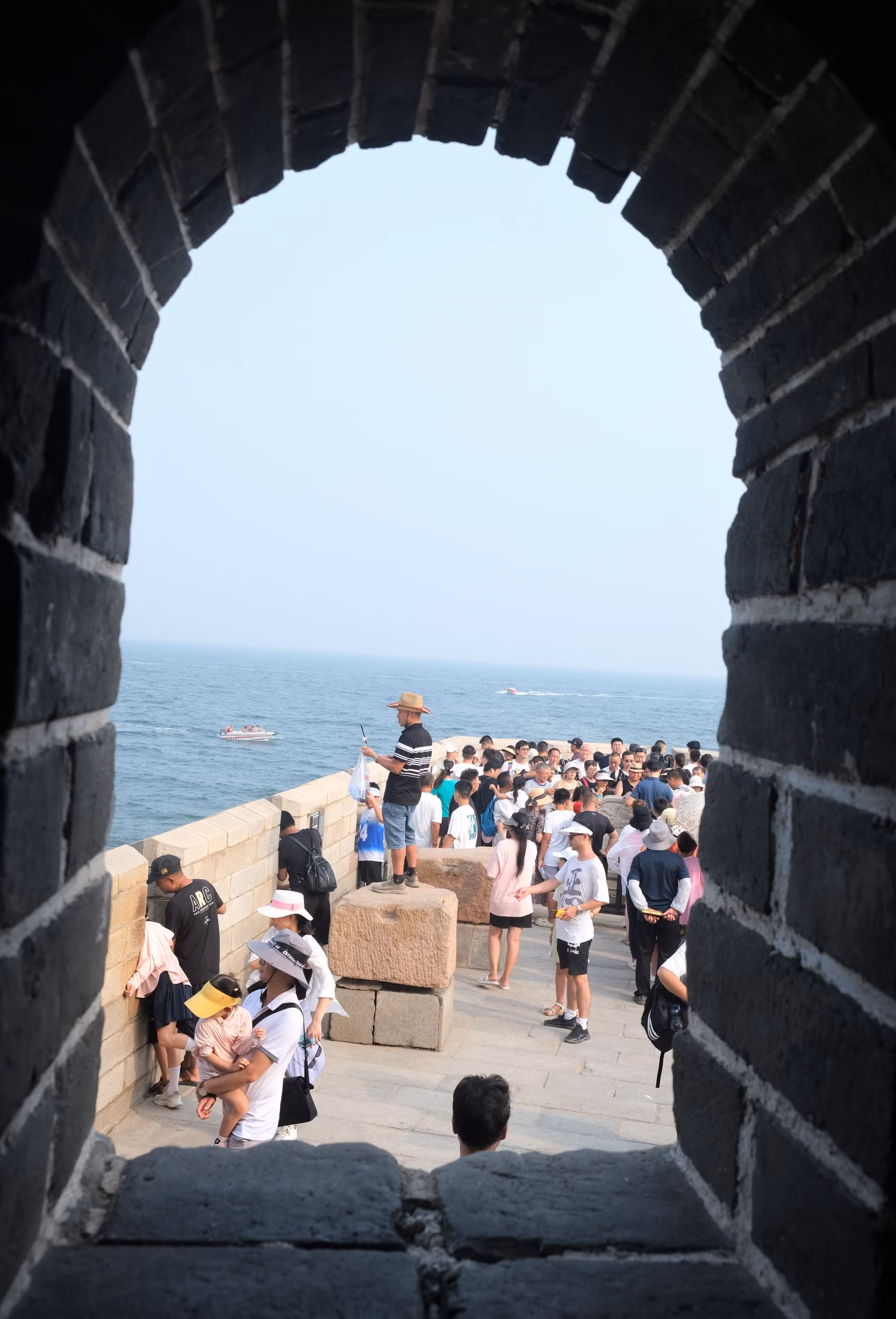 Nhìn ra biển từ một điểm canh gác trên Trường Thành. (Ảnh: YÊN ĐỖ)