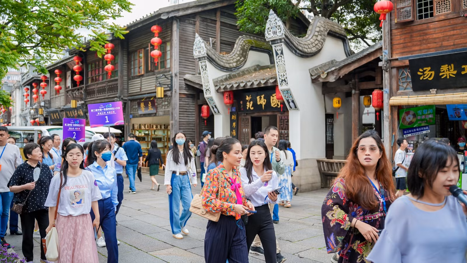 Rất đông du khách đến tham quan điểm du lịch được coi là biểu tượng của thành phố Phúc Châu.