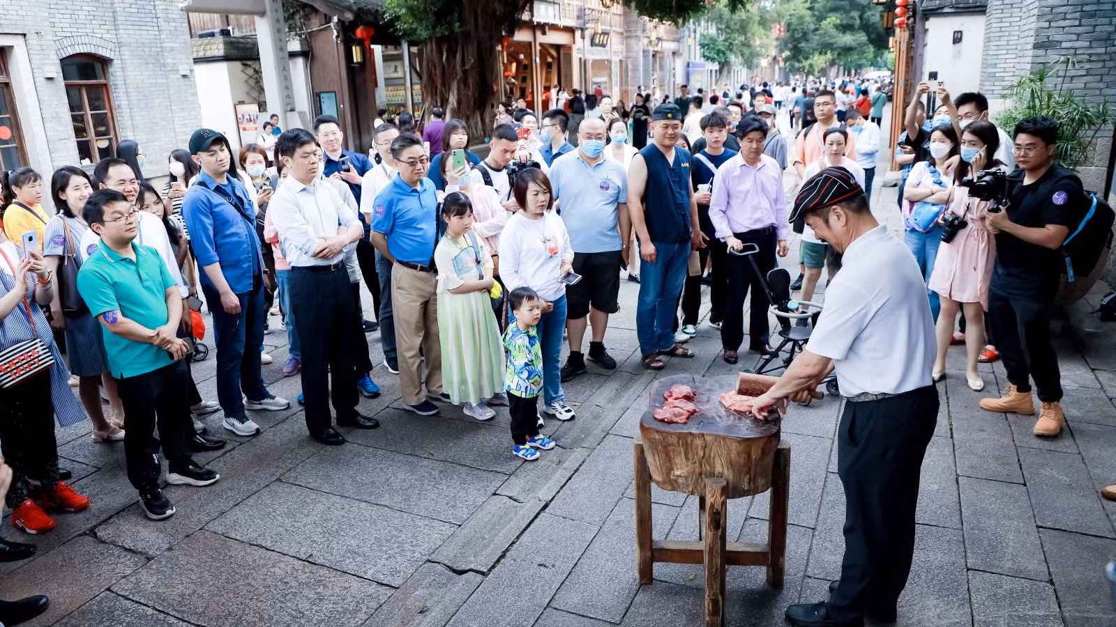 Nghệ nhân tái hiện giã giò-nghề truyền thống được xếp hạng di sản văn hóa phi vật thể của "ba phường bảy ngõ".