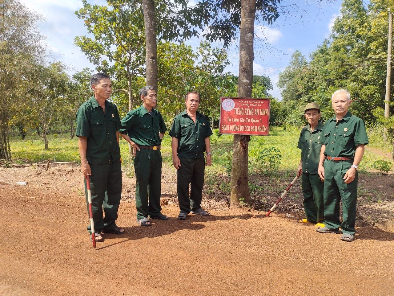 Mô hình "Tiếng kẻng an ninh trật tự" của hội cựu chiến binh ấp Thuận An, xã Thanh An, Hớn Quản. Mô hình "Tiếng kẻng an ninh trật tự" của hội cựu chiến binh ấp Thuận An, xã Thanh An, Hớn Quản.