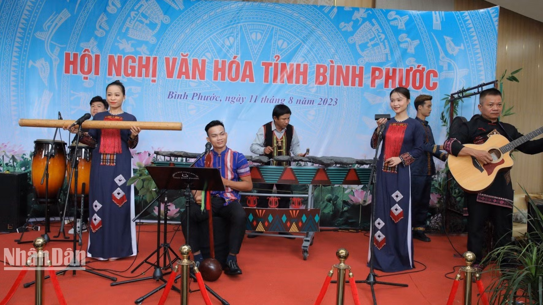 Hợp xướng biểu diễn nhạc cụ dân tộc. Hợp xướng biểu diễn nhạc cụ dân tộc.