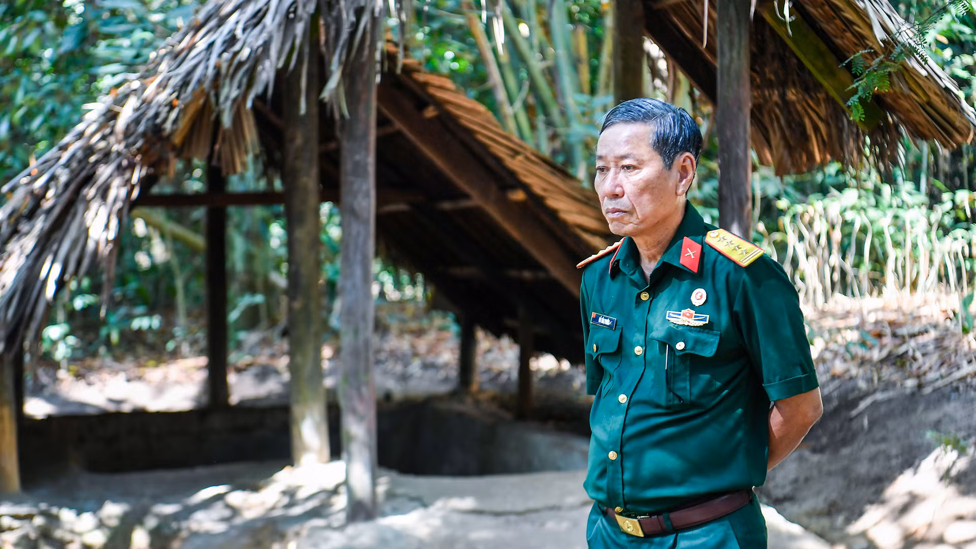 Giây phút trầm tư của một cựu chiến binh khi tham quan địa đạo Củ Chi. Giây phút trầm tư của một cựu chiến binh khi tham quan địa đạo Củ Chi.
