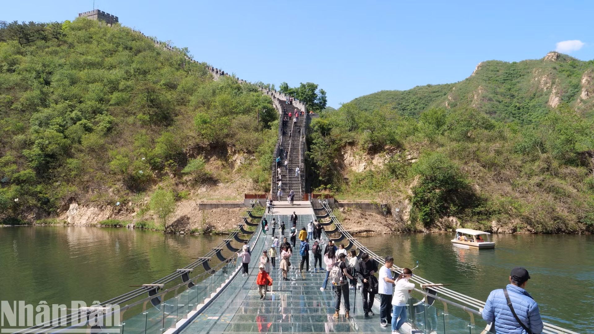 Cầu kính bắc qua đoạn trường thành xưa vốn chìm dưới nước.