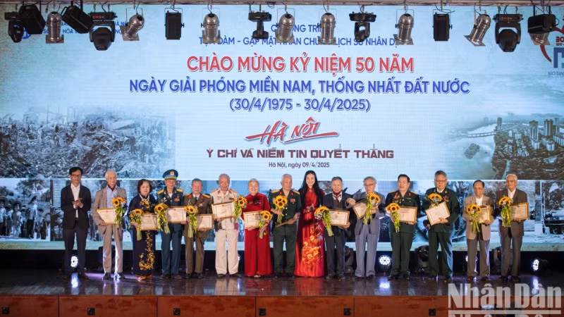 Đồng chí Bạch Liên Hương, Giám đốc Sở Văn hóa và Thể thao Hà Nội cùng Giám đốc Bảo tàng Hà Nội Nguyễn Tiến Đà trao giấy chứng nhận và tặng hoa cho các đại biểu.