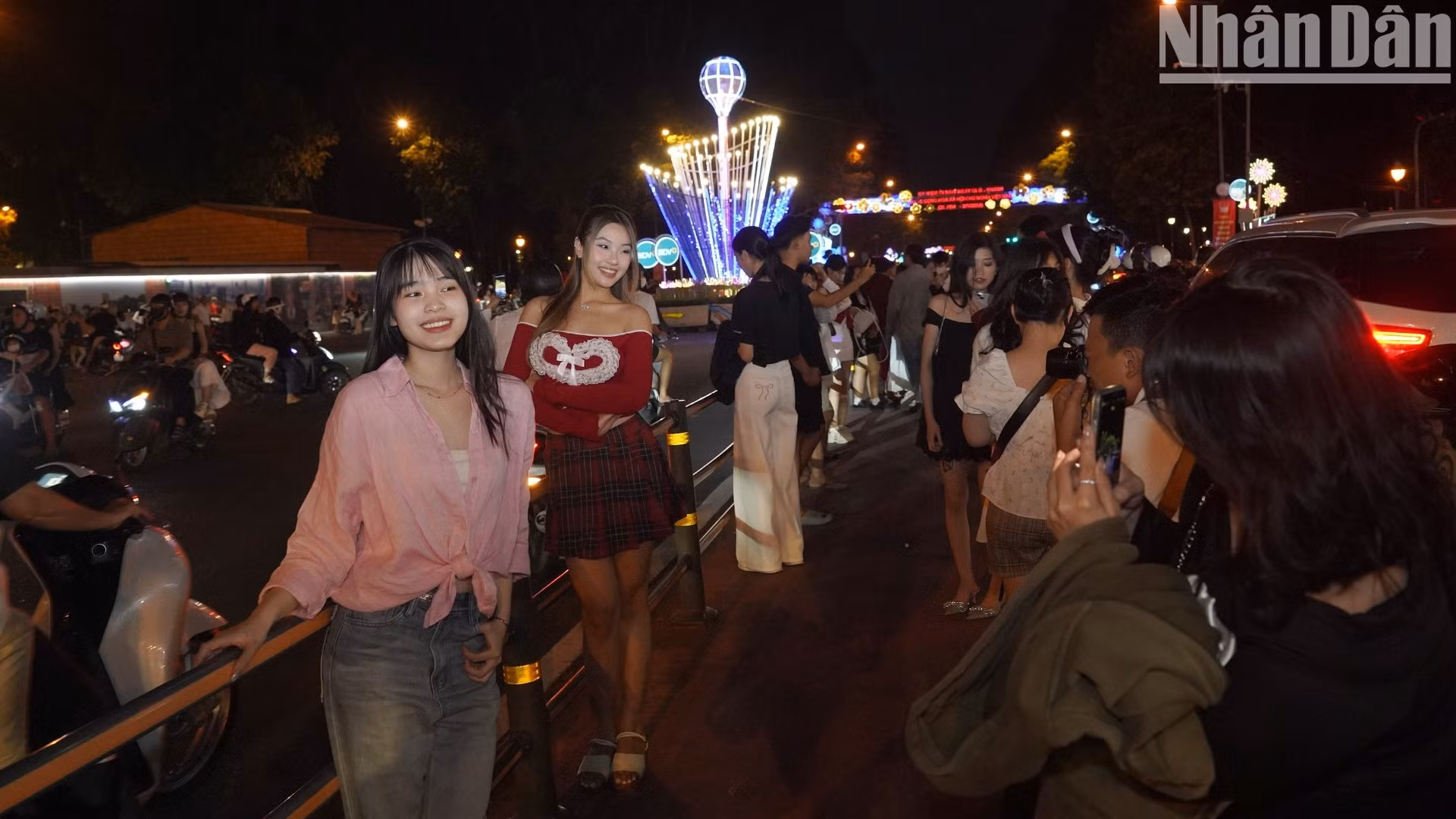 Năm nay, Nhà thờ Đức Bà như được khoác tấm áo mới với dàn đèn led trang trí phủ kín từ hai đỉnh tháp xuống phía dưới, trở thành điểm nhấn cho mùa lễ hội của thành phố.
