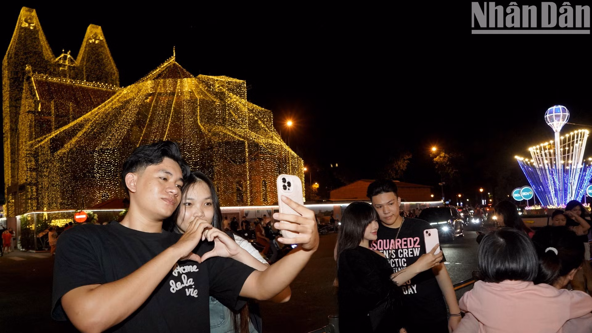 Nhà thờ Đức Bà đã thu hút đông đảo người dân, du khách trong và ngoài nước đến tham quan, chụp ảnh để lưu giữ những khoảnh khắc đáng nhớ cùng người thân, bạn bè.