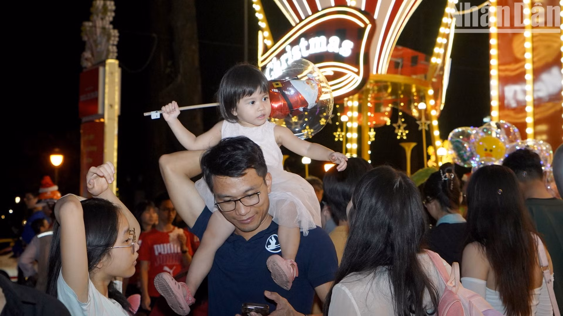 Không gì xa lạ với các em nhỏ đó là được cầm trên tay bóng bóng Ông già Noel xinh xắn.