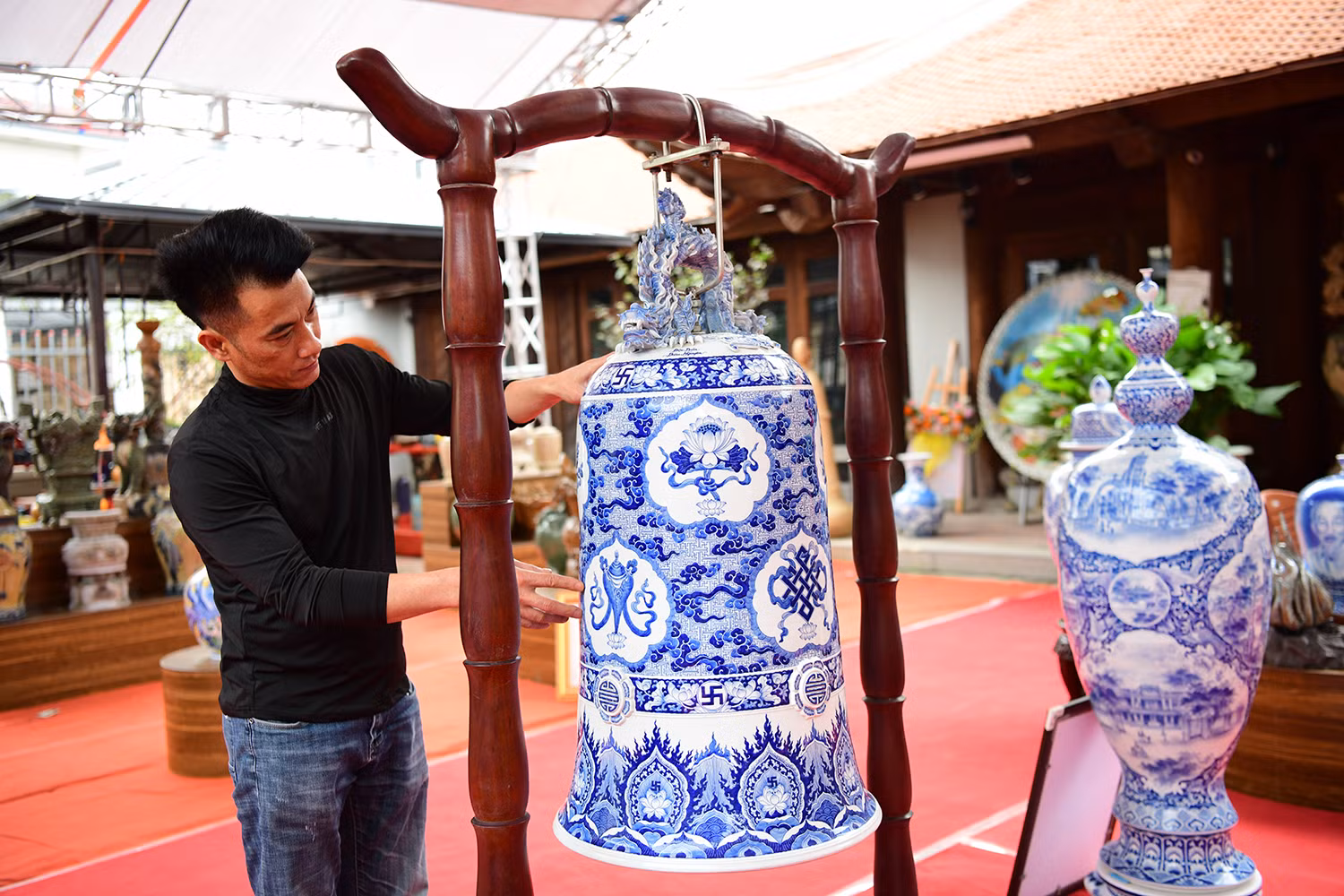 KIm Lan còn tự hào với nhiều tác phẩm khác như như “Liên ngư dâng phật”, "Bộ đôi đèn gốm", “Liên hoa dâng phật”... Trong ảnh: nghệ nhân Phạm Văn Nguyên với tác phẩm “Phật chung giác ngộ” đã được vinh danh kỷ lục Việt Nam. KIm Lan còn tự hào với nhiều tác phẩm khác như như “Liên ngư dâng phật”, "Bộ đôi đèn gốm", “Liên hoa dâng phật”... Trong ảnh: nghệ nhân Phạm Văn Nguyên với tác phẩm “Phật chung giác ngộ” đã được vinh danh kỷ lục Việt Nam.
