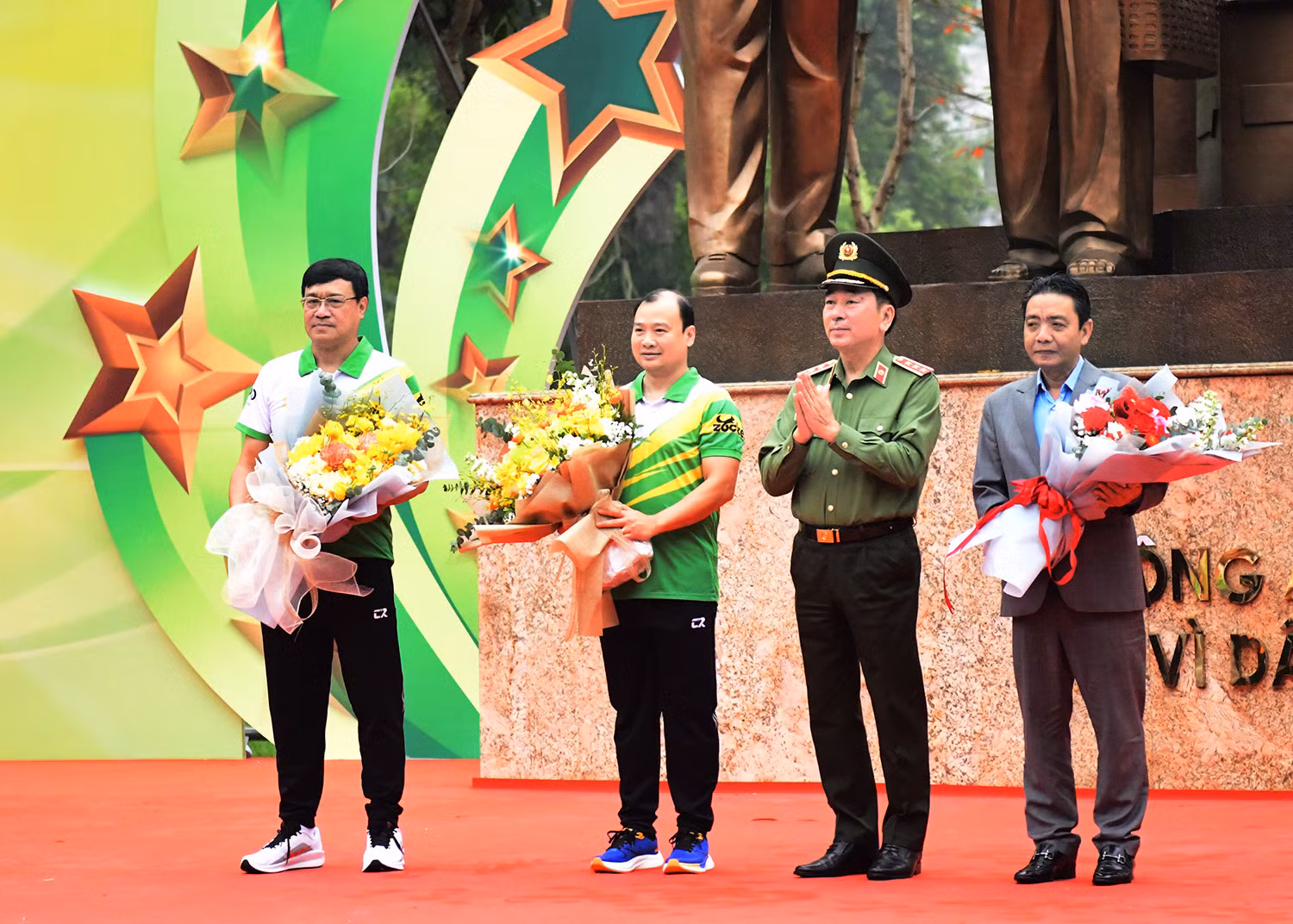 Thứ trưởng Trần Quốc Tỏ tặng hoa lãnh đạo Bộ Văn hóa, Thể thao và Du lịch và Cục Thể dục thể thao. Thứ trưởng Trần Quốc Tỏ tặng hoa lãnh đạo Bộ Văn hóa, Thể thao và Du lịch và Cục Thể dục thể thao.