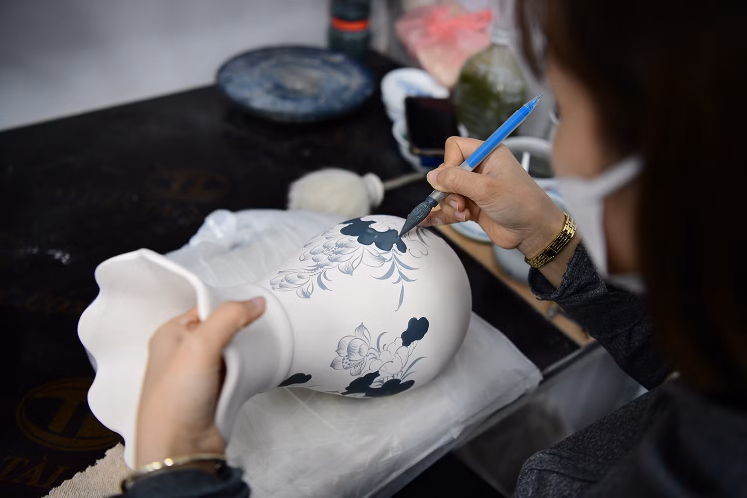 Những nét vẽ gốm tinh tế của người thợ gốm làng Kim Lan. Những nét vẽ gốm tinh tế của người thợ gốm làng Kim Lan.