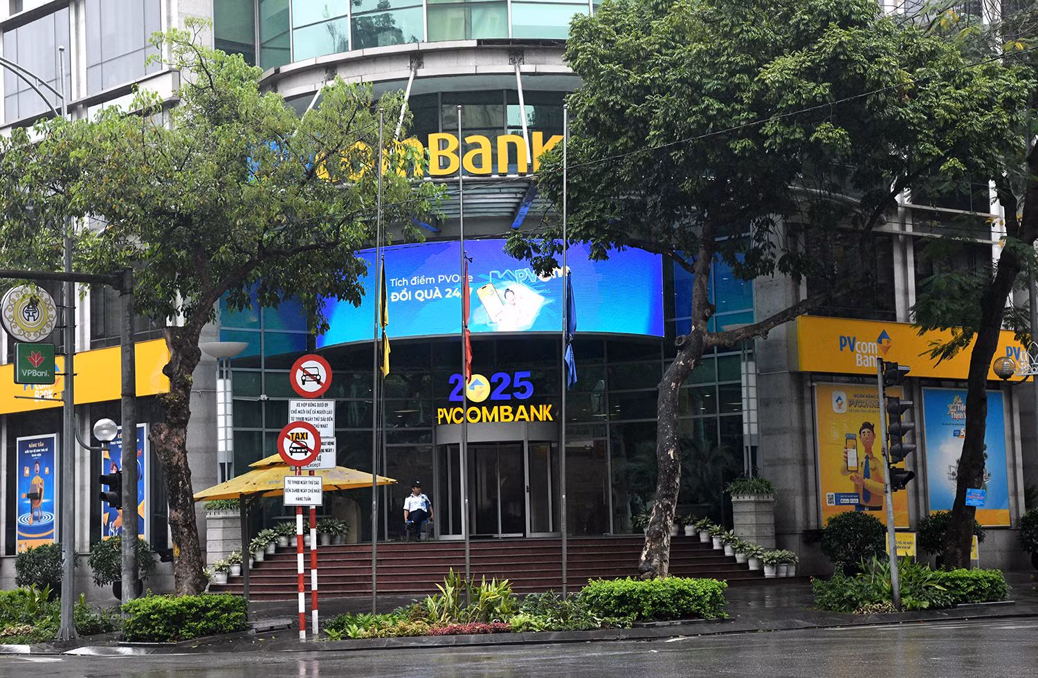 Nhiều đơn vị trên địa bàn Hà Nội thực hiện treo cờ rủ, thể hiện niềm tiếc thương với người bạn lớn của nhân dân Việt Nam. Nhiều đơn vị trên địa bàn Hà Nội thực hiện treo cờ rủ, thể hiện niềm tiếc thương với người bạn lớn của nhân dân Việt Nam.