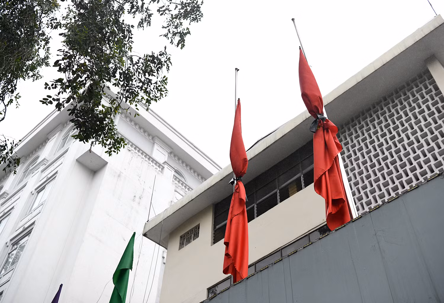 Cờ treo rủ trong quốc tang tưởng nhớ đồng chí Khamtay Siphandone trên đường Chu Văn An (Ba Đình - Hà Nội). Cờ treo rủ trong quốc tang tưởng nhớ đồng chí Khamtay Siphandone trên đường Chu Văn An (Ba Đình - Hà Nội).