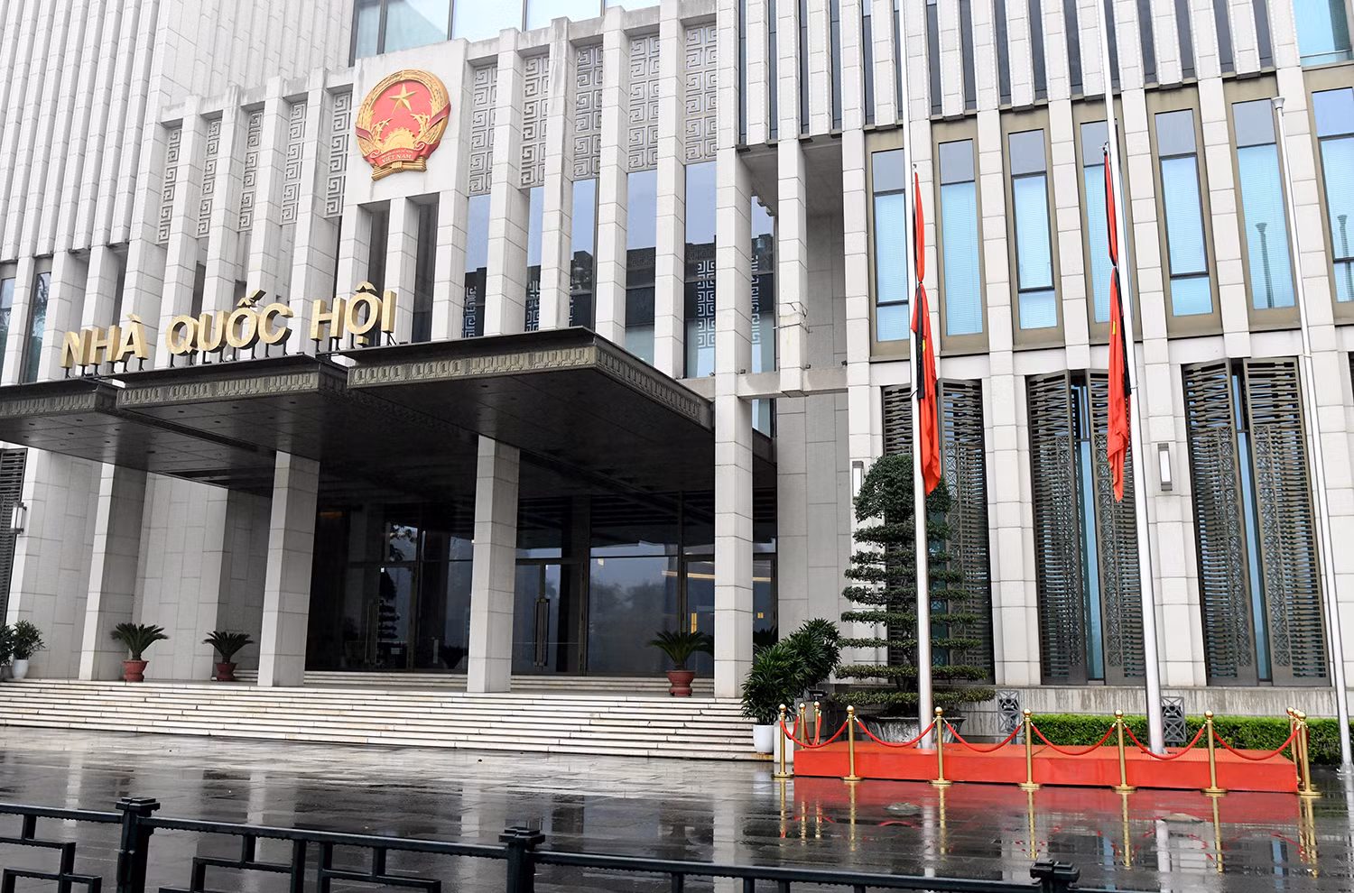 Việc treo cờ rủ không chỉ bày tỏ niềm tiếc thương sâu sắc đối với đồng chí Khamtay Siphandone, mà còn tri ân những cống hiến lớn lao của đồng chí trong việc xây dựng và củng cố mối quan hệ đặc biệt giữa Việt Nam và Lào. Việc treo cờ rủ không chỉ bày tỏ niềm tiếc thương sâu sắc đối với đồng chí Khamtay Siphandone, mà còn tri ân những cống hiến lớn lao của đồng chí trong việc xây dựng và củng cố mối quan hệ đặc biệt giữa Việt Nam và Lào.
